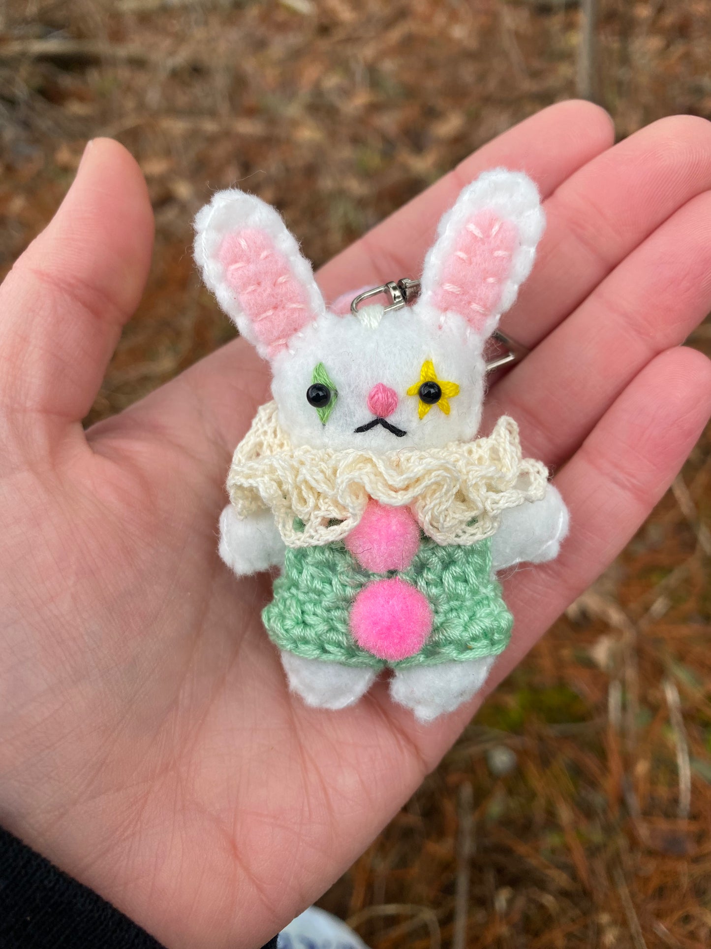 BUNNY POCKET CLOWN w/carrot (white )