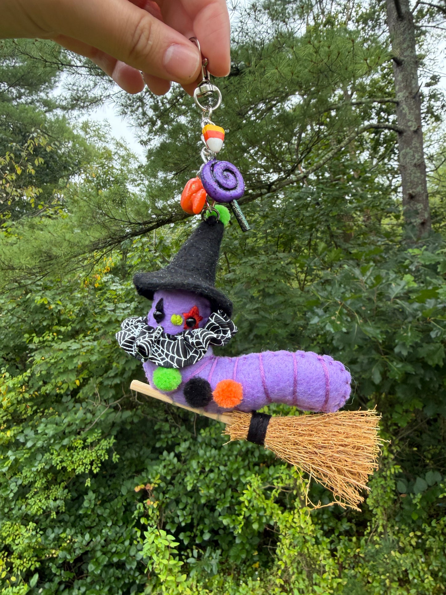TRICK-OR-TREAT CLOWN WORM CLIP (purple witch)