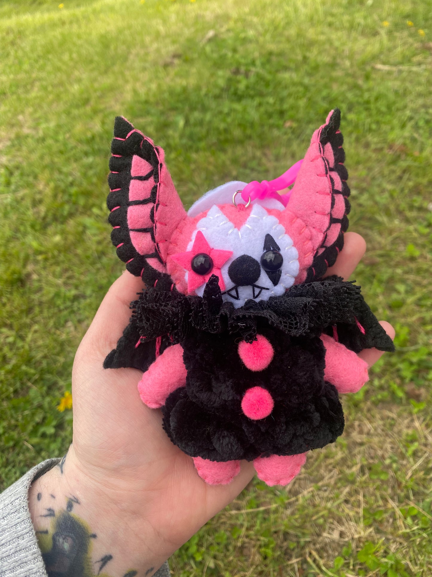 BAT BAG CLIP (black/pink)