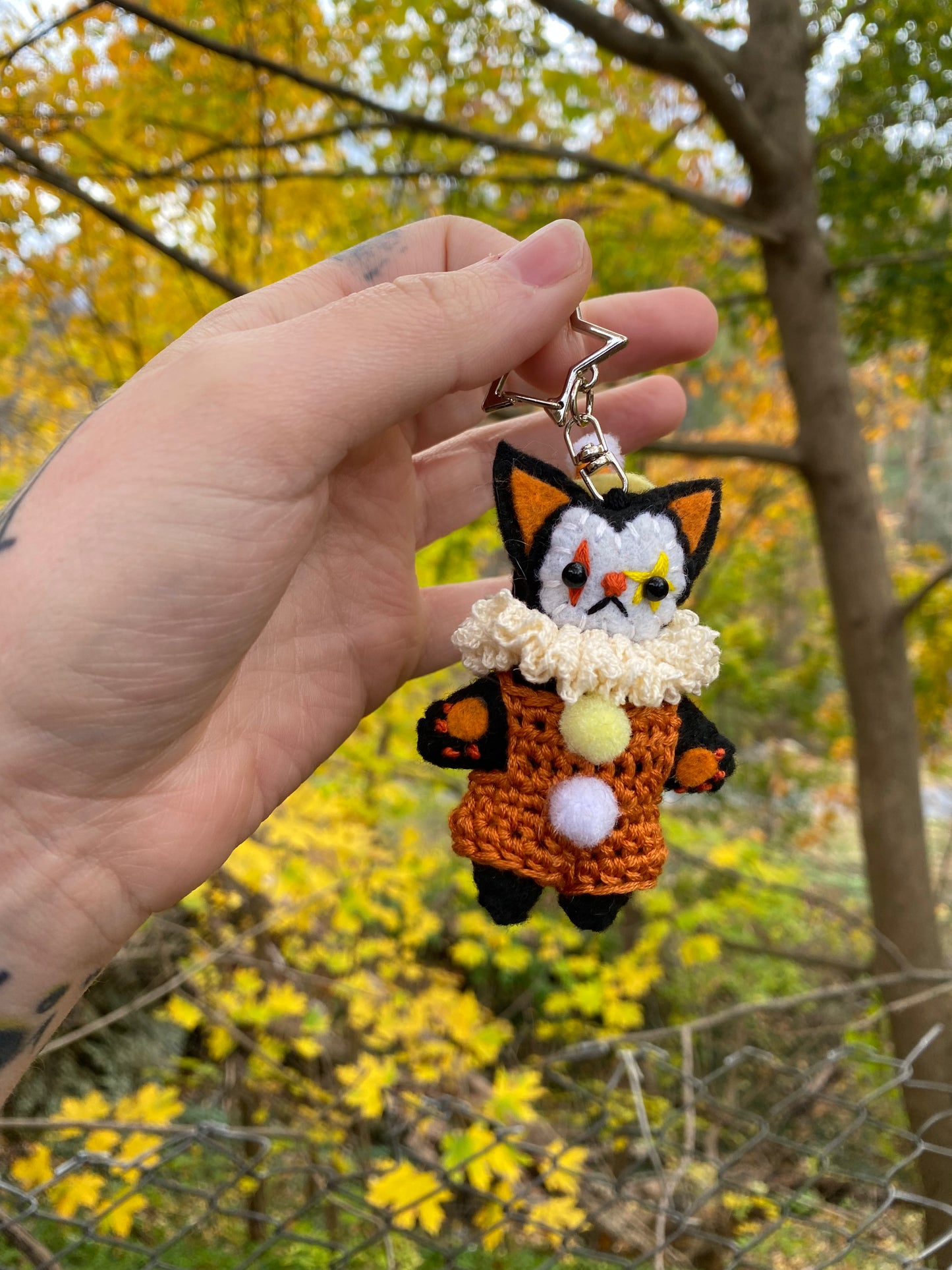 KITTY POCKET CLOWN CLIP (black/burnt orange)