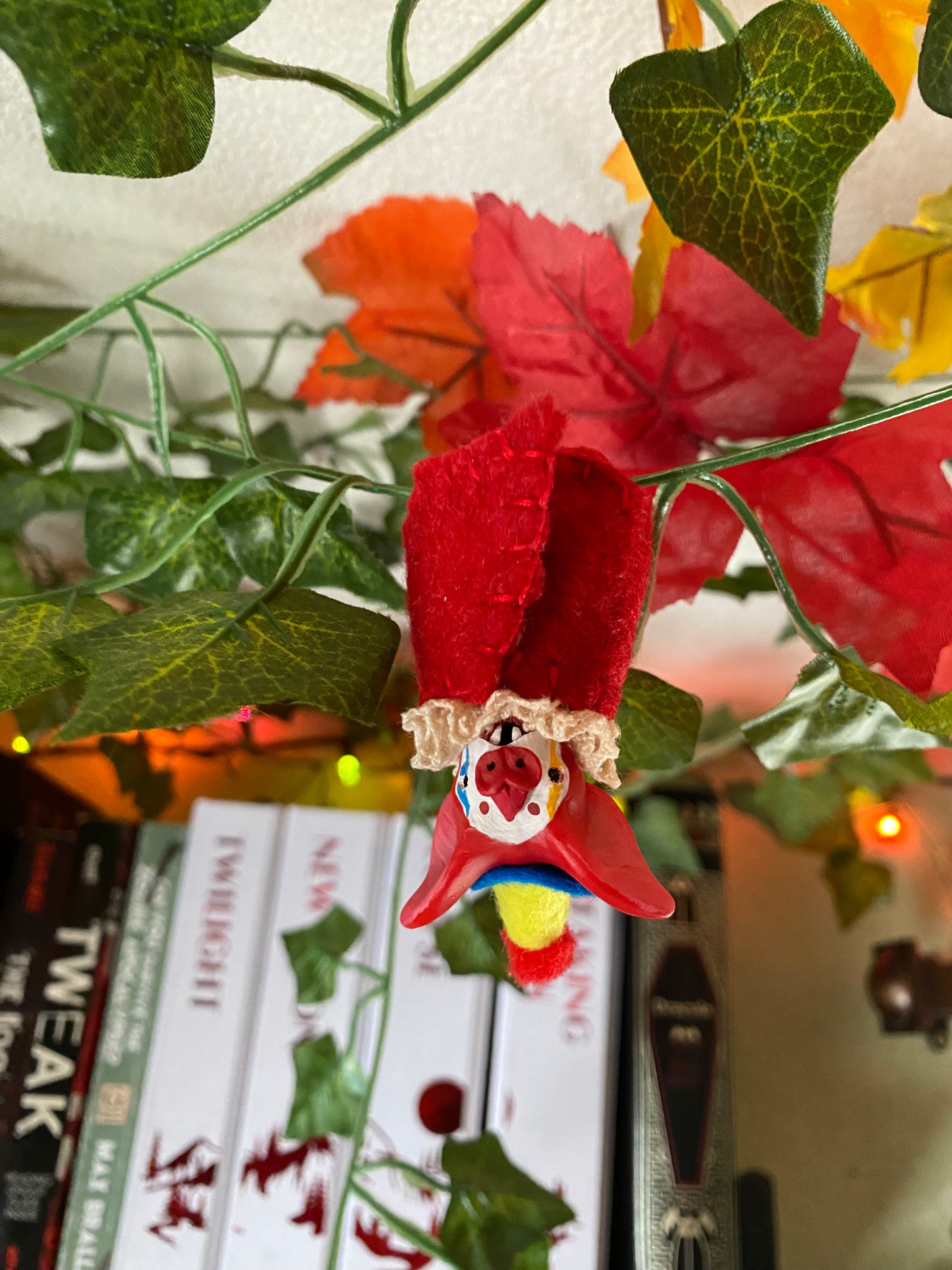 MINI HANGING BAT (red)