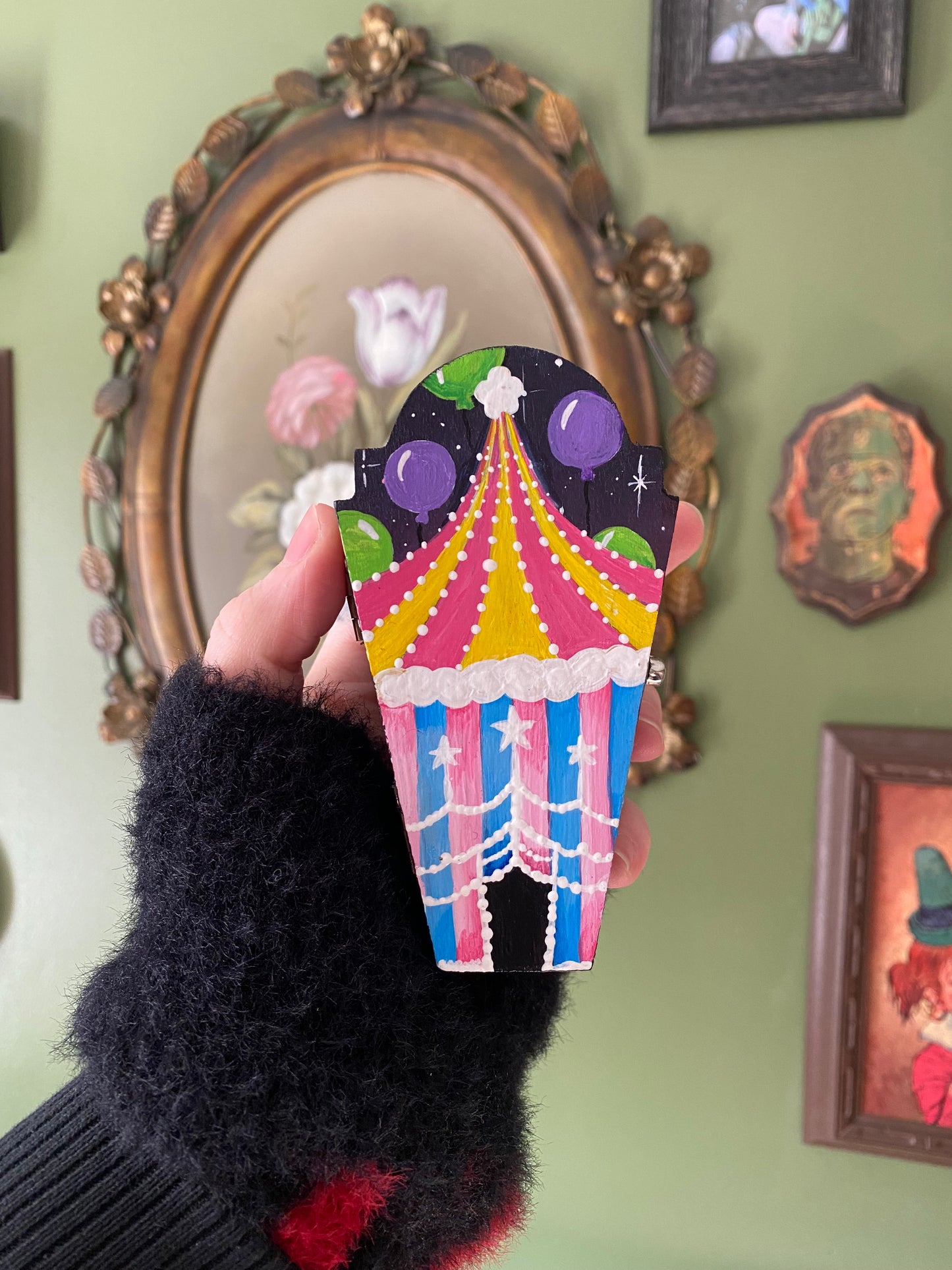 BIRTHDAY CIRCUS COFFIN W/ CLOWN BAT (yellow)