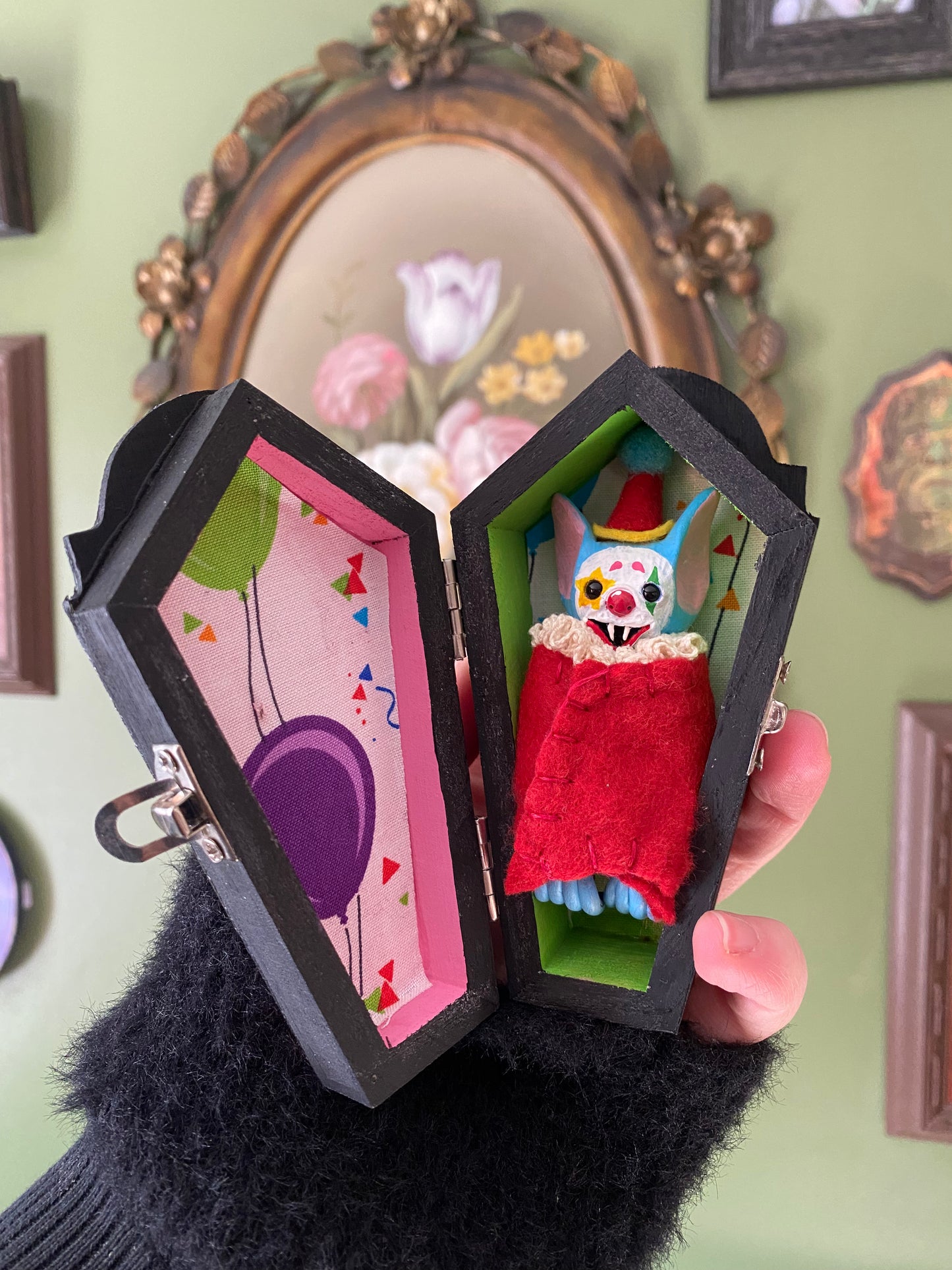 BIRTHDAY CIRCUS COFFIN W/ CLOWN BAT (blue)