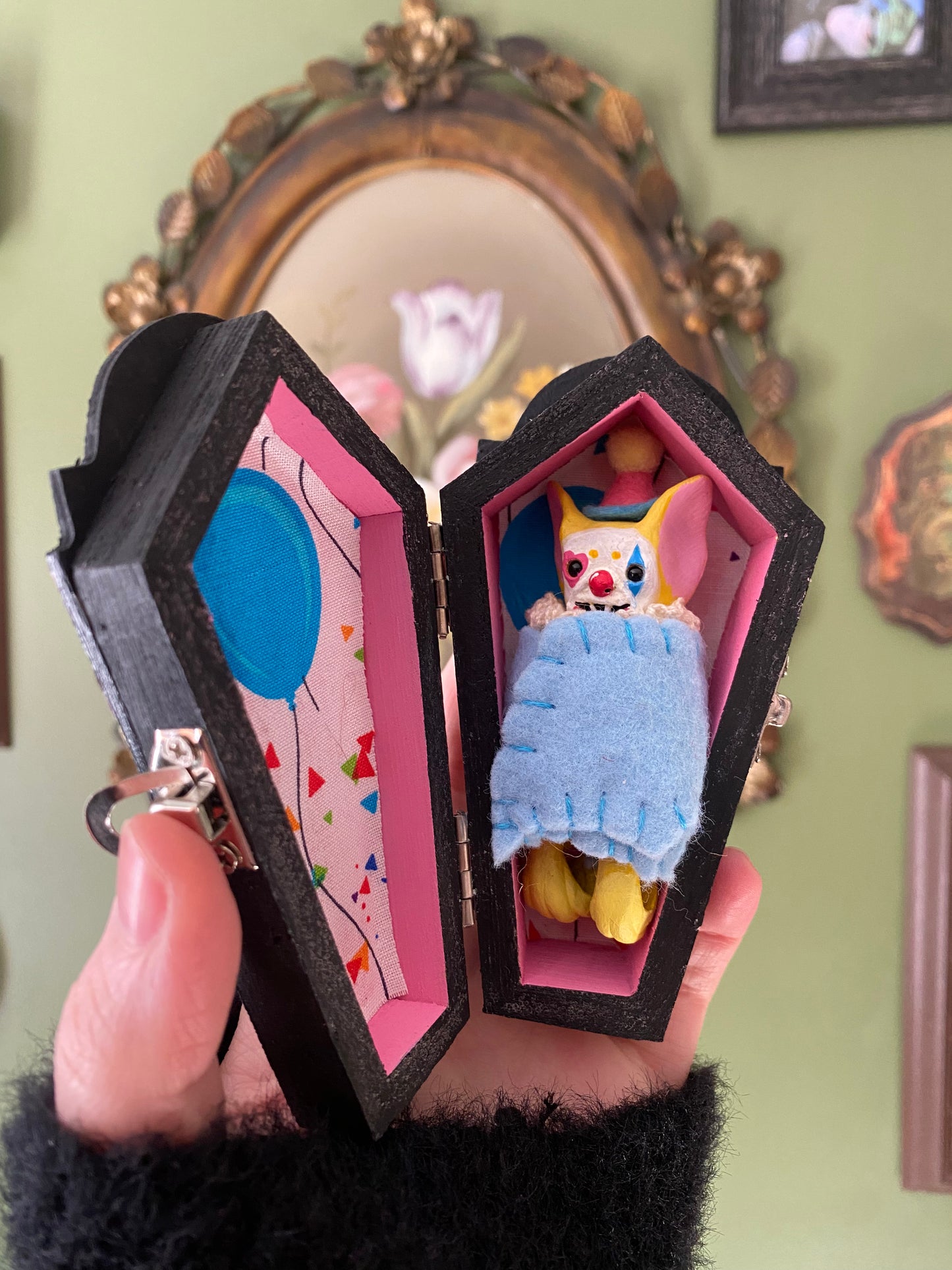 BIRTHDAY CIRCUS COFFIN W/ CLOWN BAT (yellow)