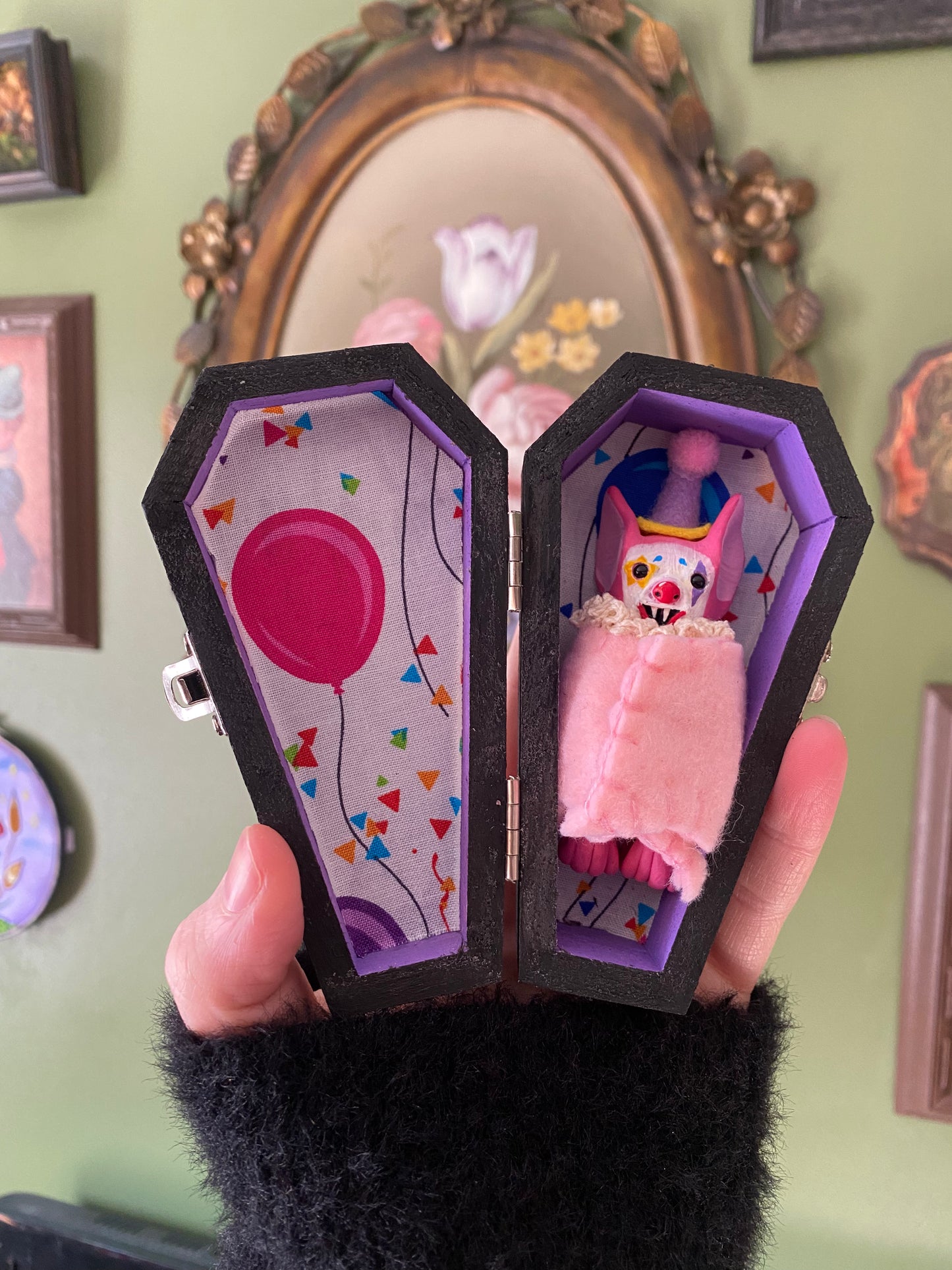 BIRTHDAY CIRCUS COFFIN W/ CLOWN BAT (pink)