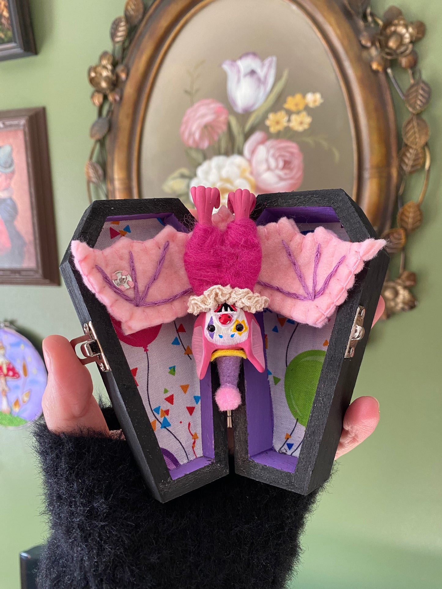 BIRTHDAY CIRCUS COFFIN W/ CLOWN BAT (pink)
