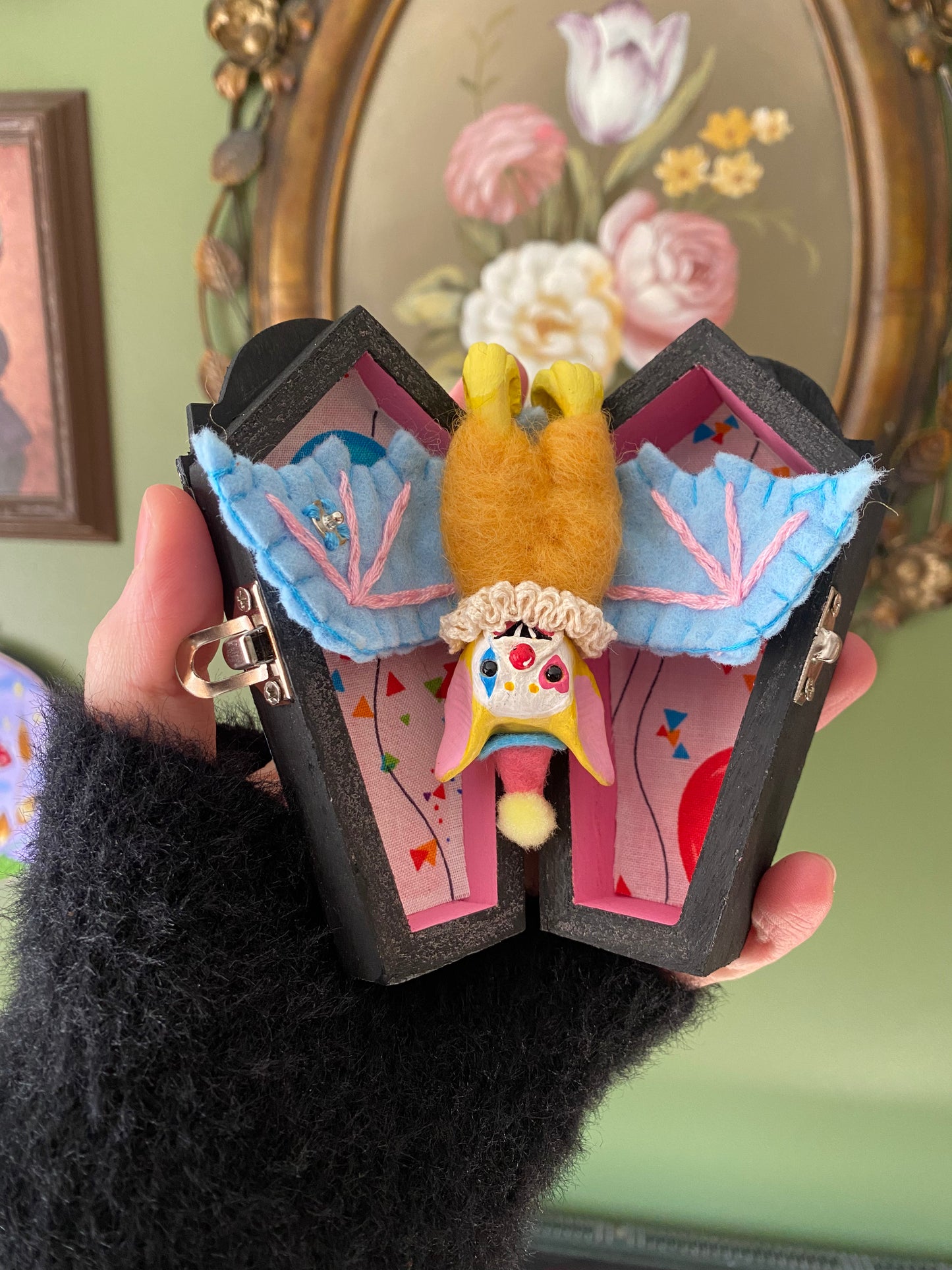 BIRTHDAY CIRCUS COFFIN W/ CLOWN BAT (yellow)