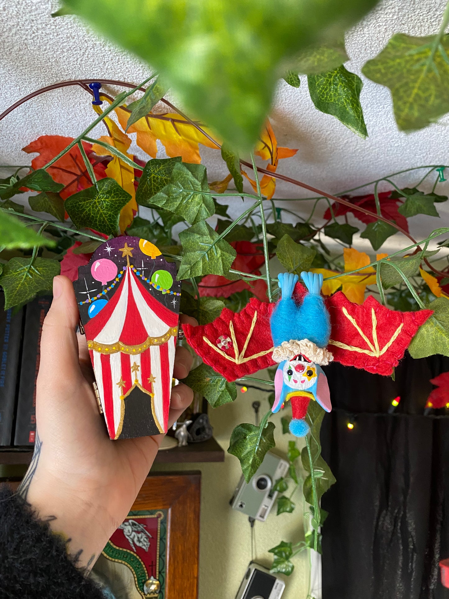 BIRTHDAY CIRCUS COFFIN W/ CLOWN BAT (blue)