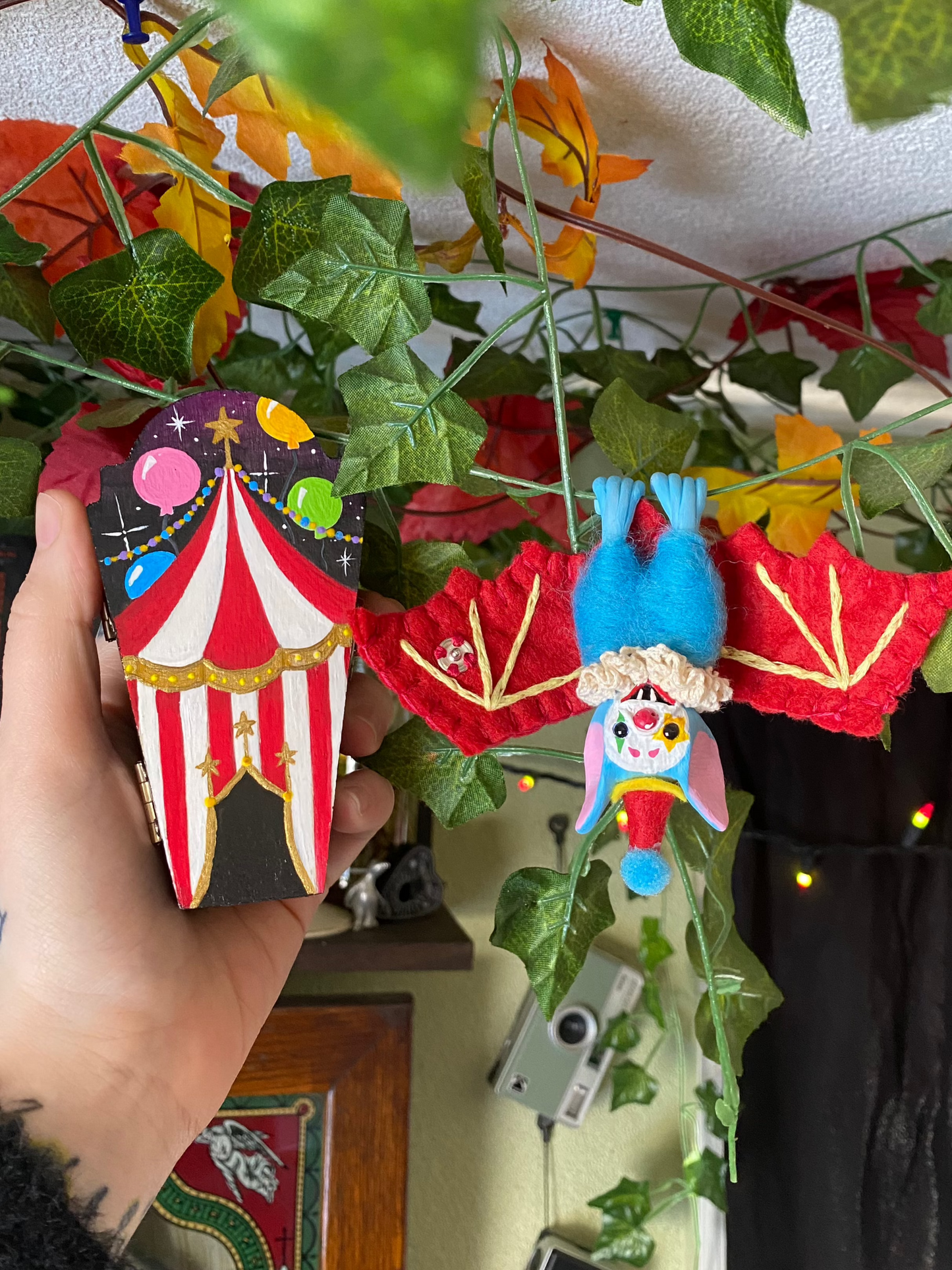 BIRTHDAY CIRCUS COFFIN W/ CLOWN BAT (blue)