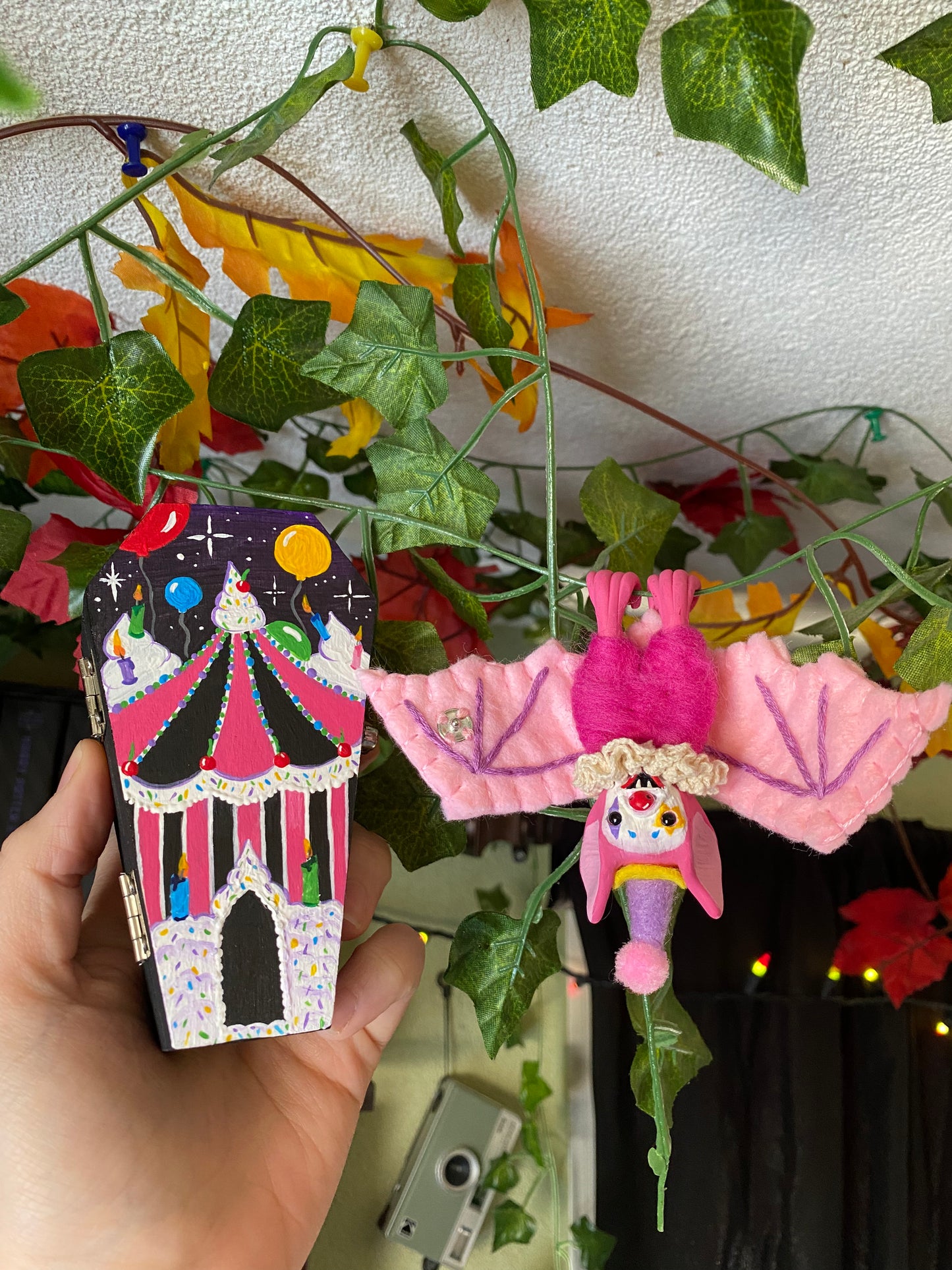 BIRTHDAY CIRCUS COFFIN W/ CLOWN BAT (pink)
