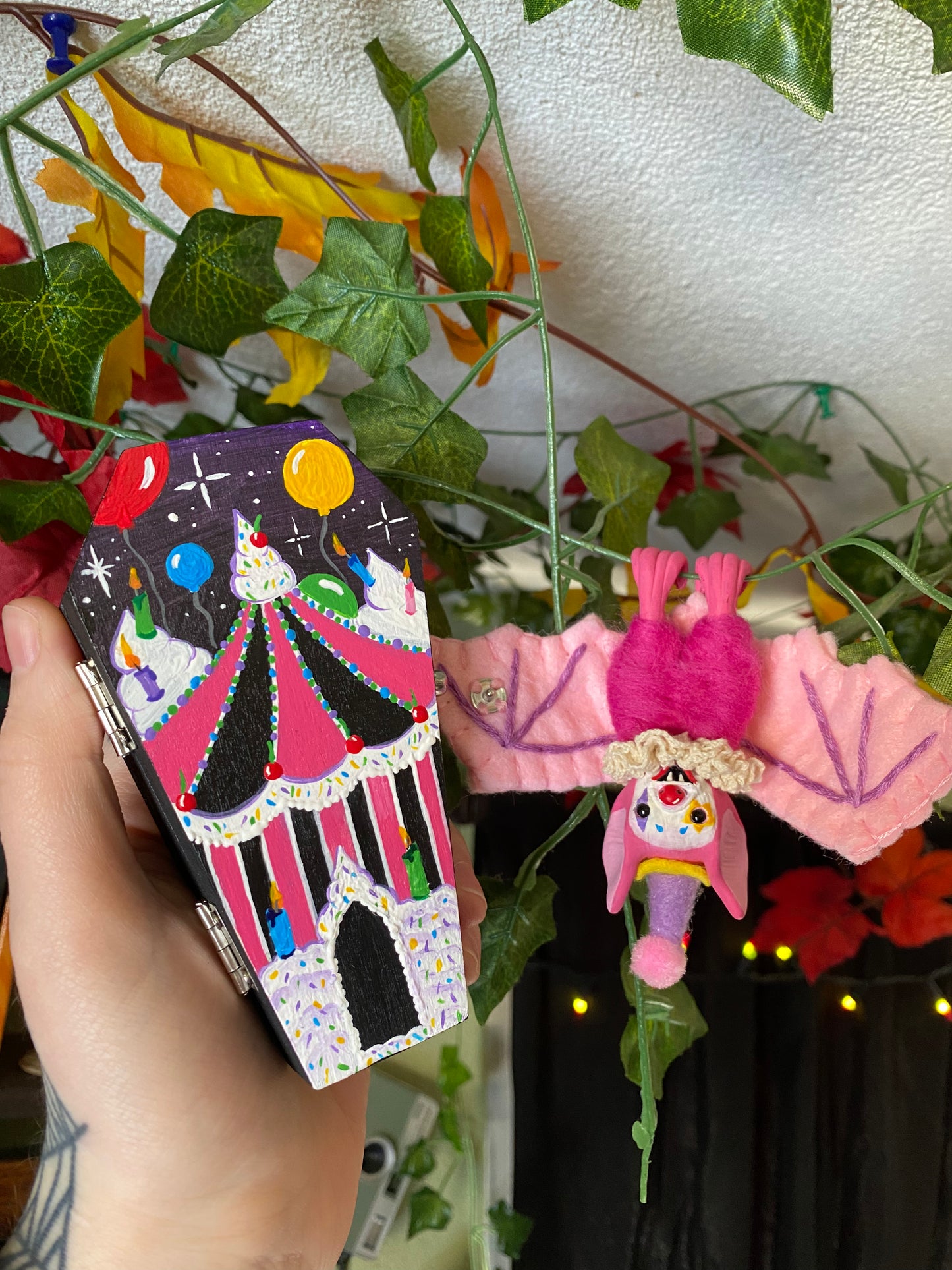 BIRTHDAY CIRCUS COFFIN W/ CLOWN BAT (pink)