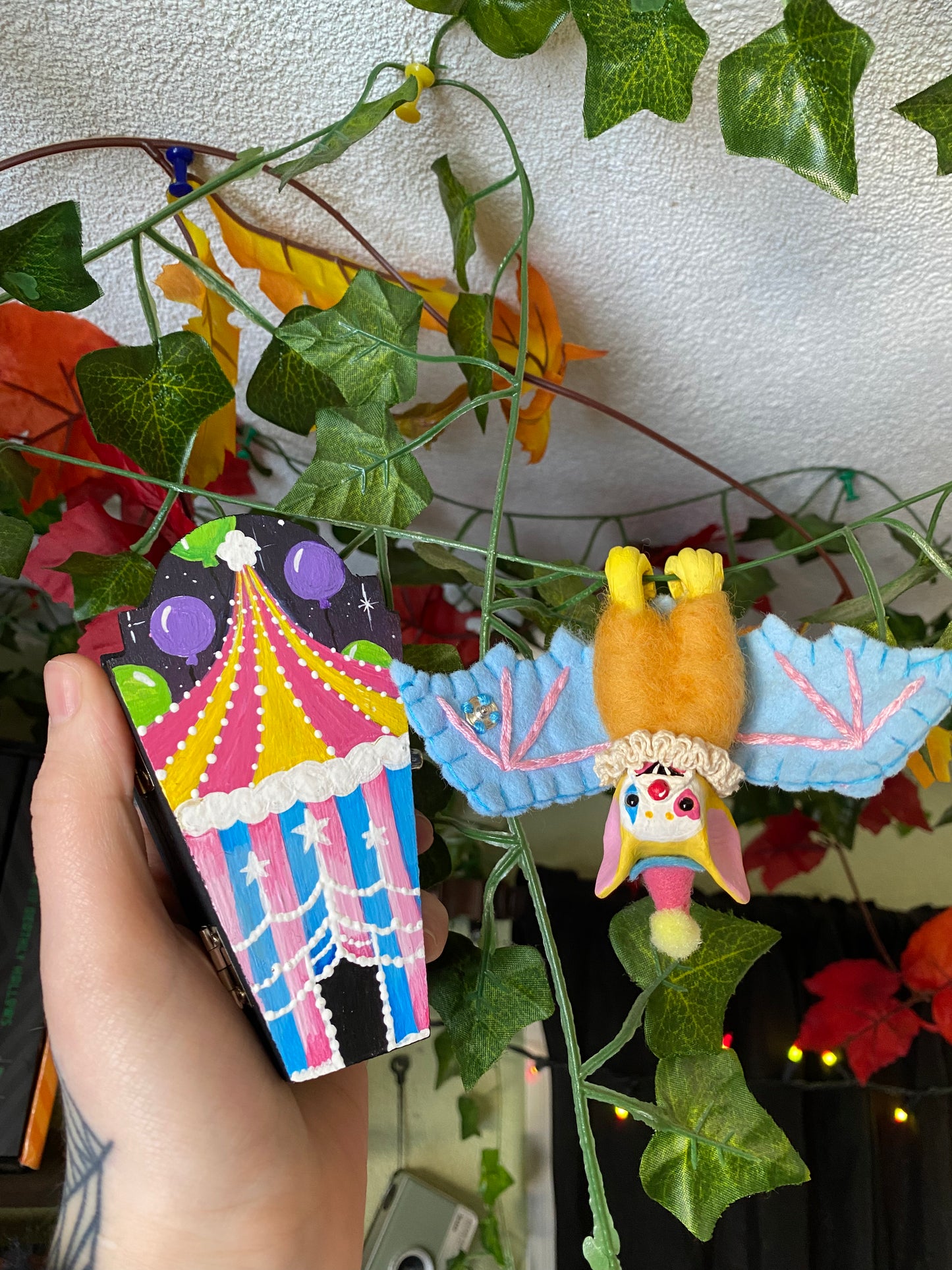 BIRTHDAY CIRCUS COFFIN W/ CLOWN BAT (yellow)