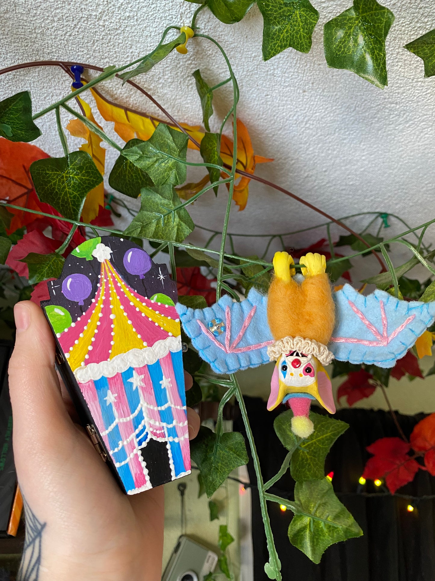 BIRTHDAY CIRCUS COFFIN W/ CLOWN BAT (yellow)