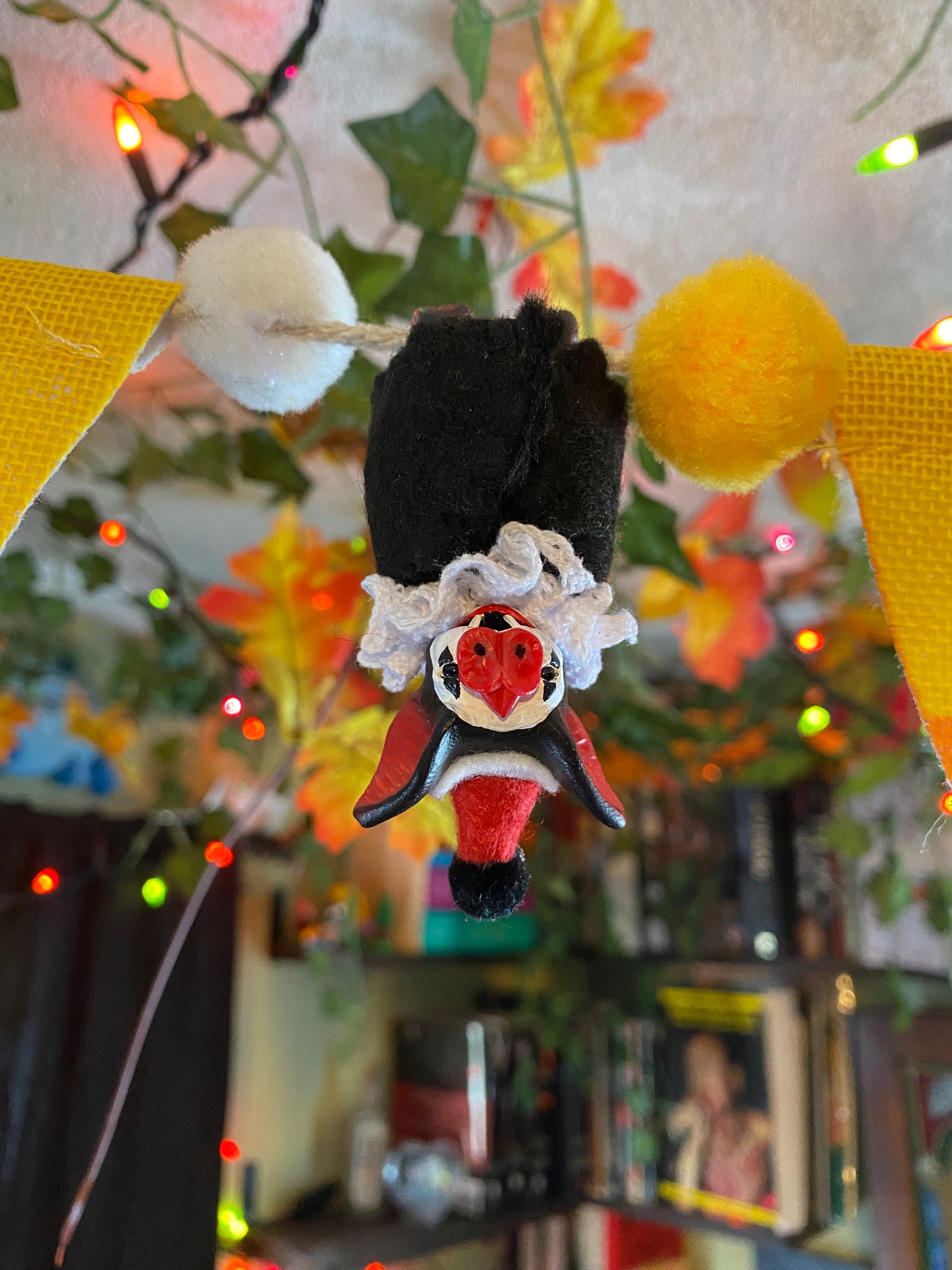 MINI HANGING BAT (black/red)