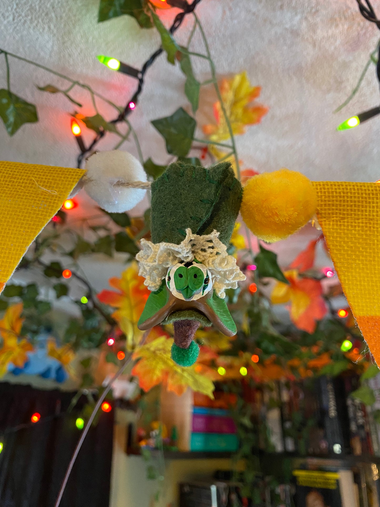 MINI HANGING BAT (brown/green)