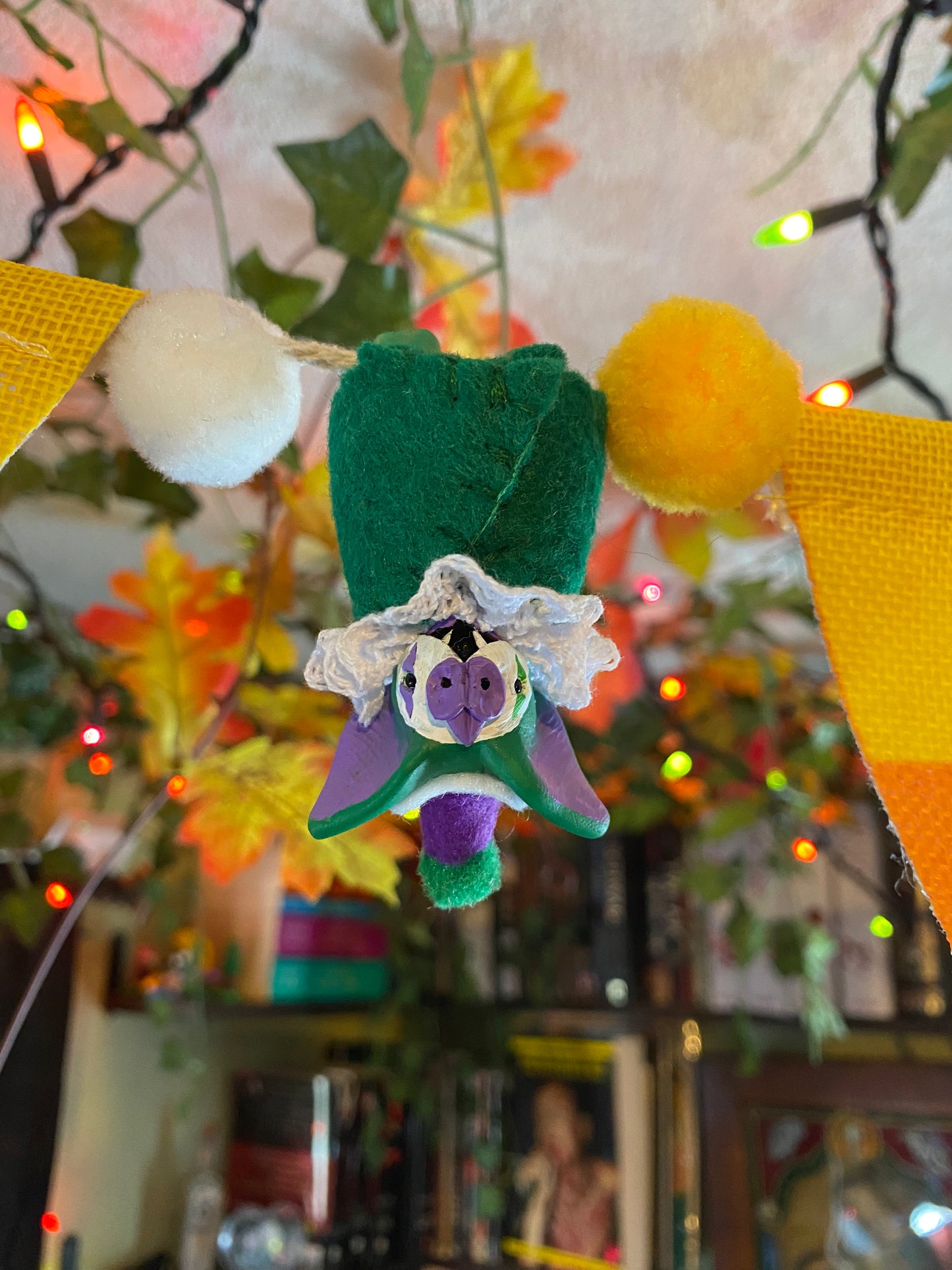 MINI HANGING BAT (green/purple)