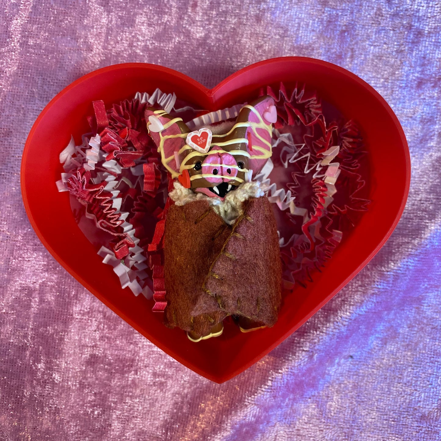 HEART SHAPED BOX/MINI HANGING BAT (milk chocolate)