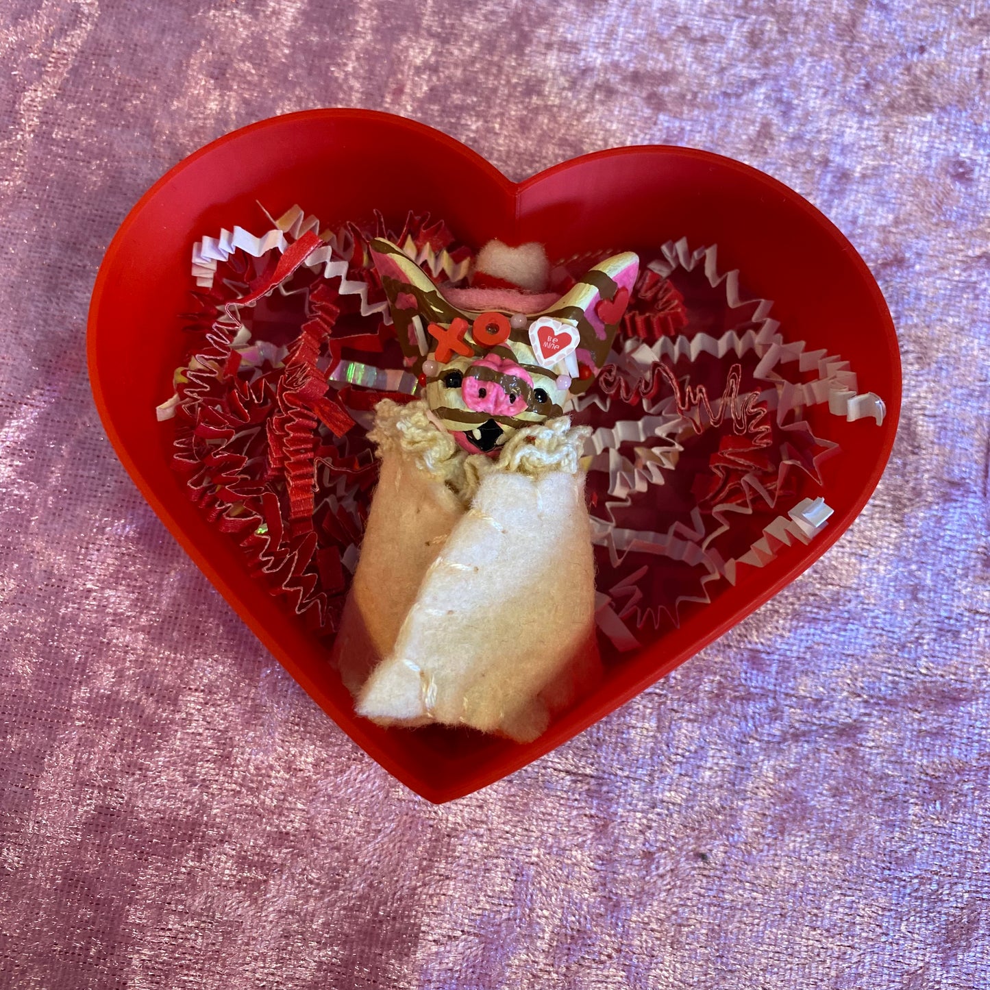 HEART SHAPED BOX/MINI HANGING BAT (white chocolate)