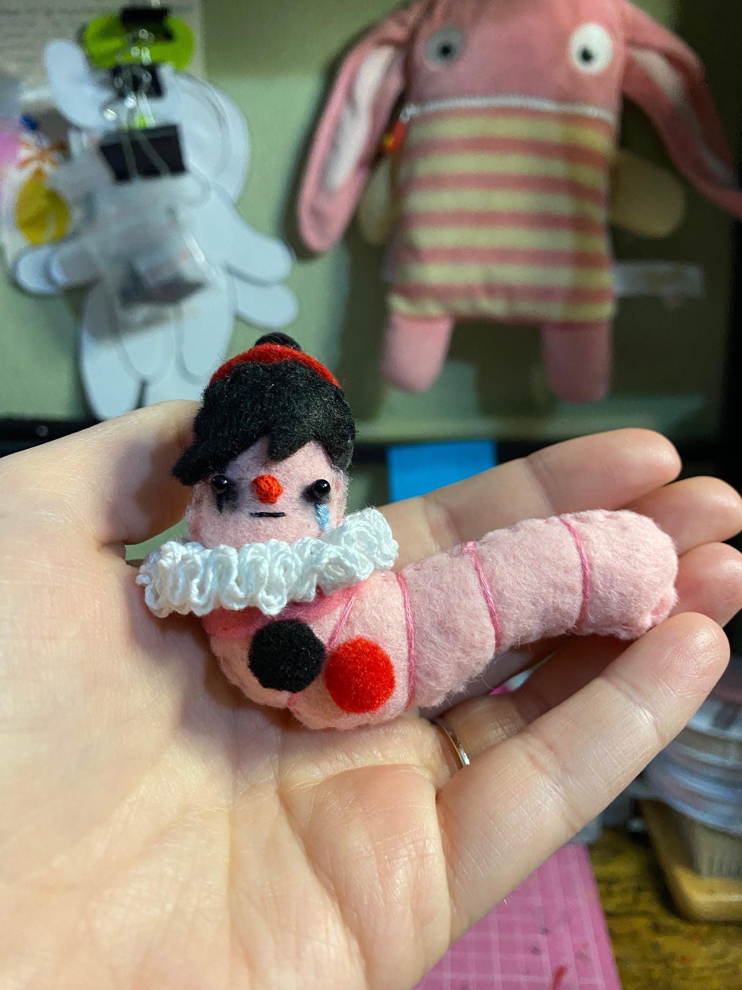 CLOWN WORM COMMISSION SLOT