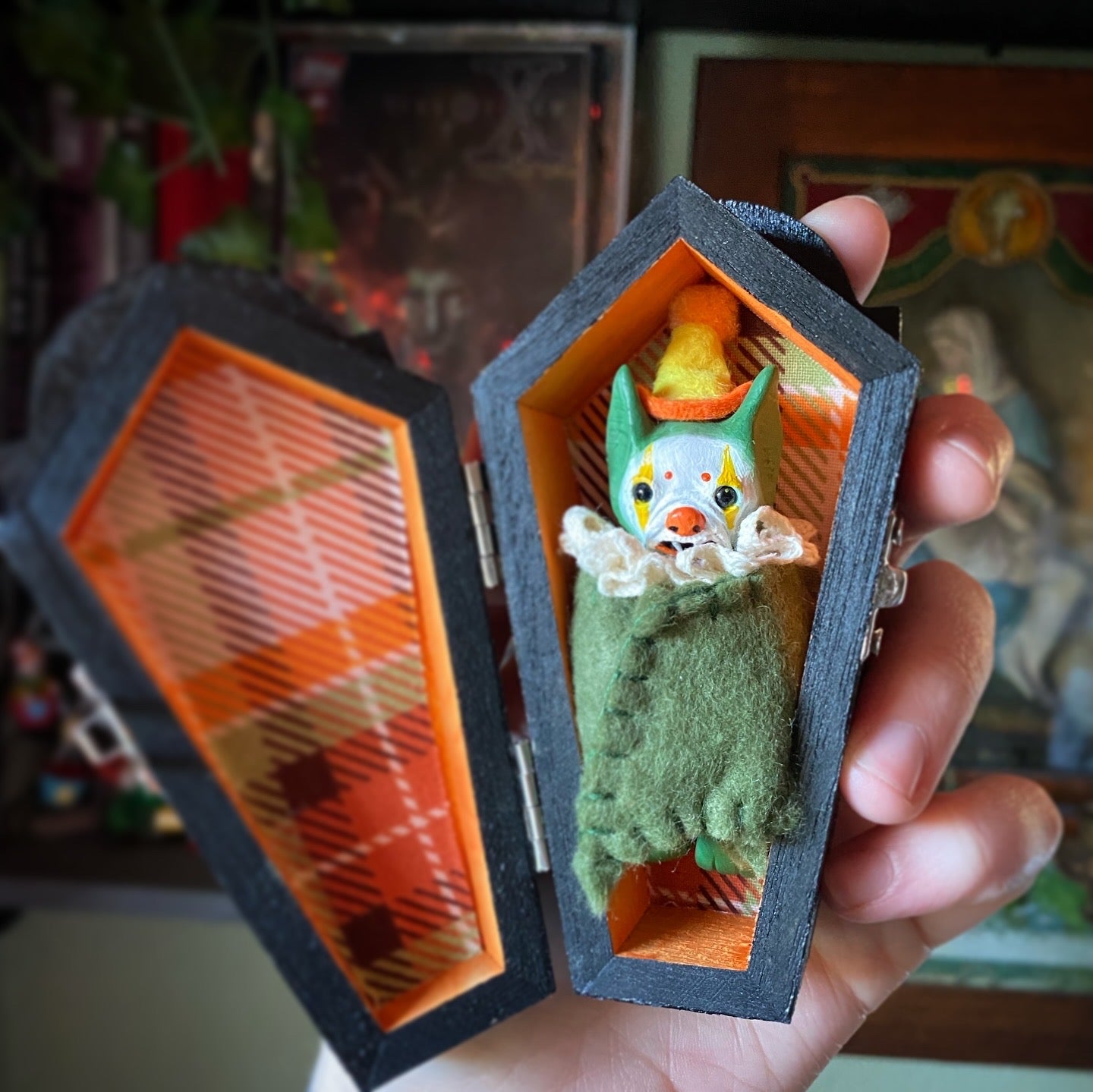 HANGING BAT/PAINTED COFFIN (green)