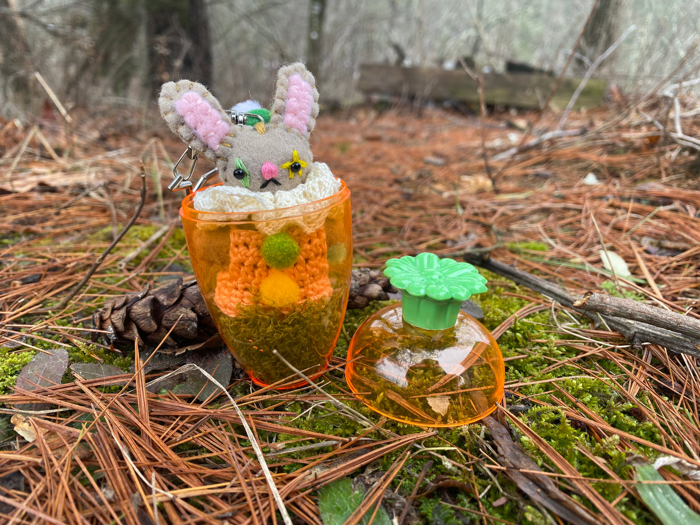 BUNNY POCKET CLOWN w/carrot (brown)