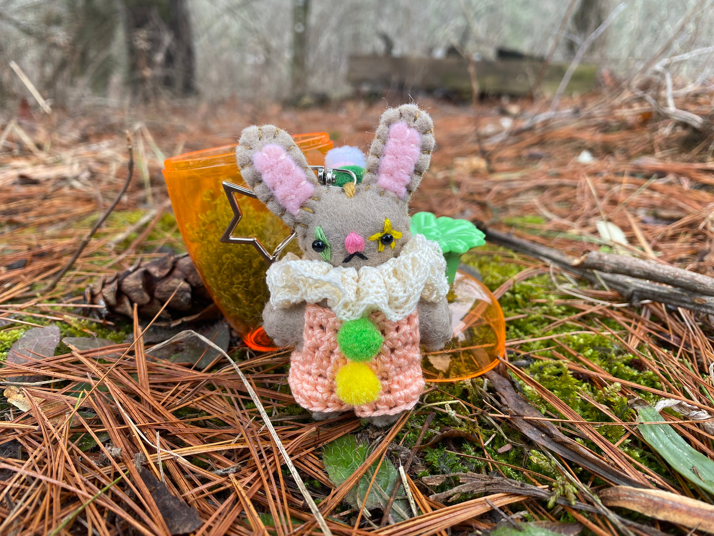 BUNNY POCKET CLOWN w/carrot (brown)