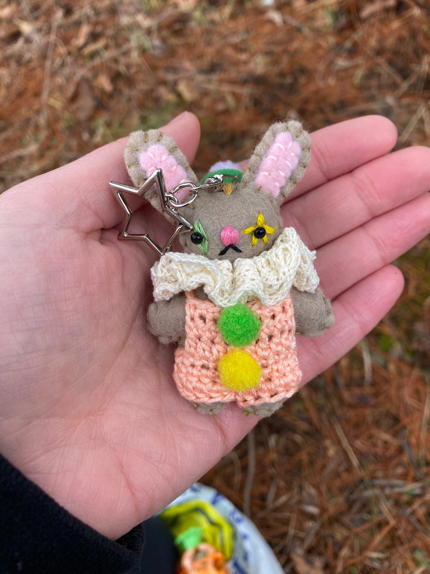 BUNNY POCKET CLOWN w/carrot (brown)