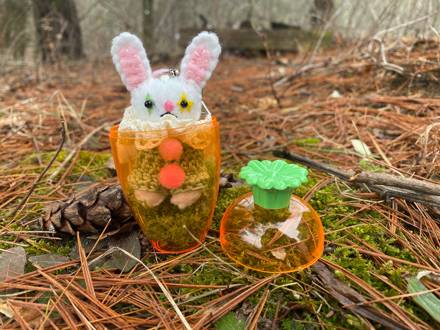 BUNNY POCKET CLOWN w/carrot (white )