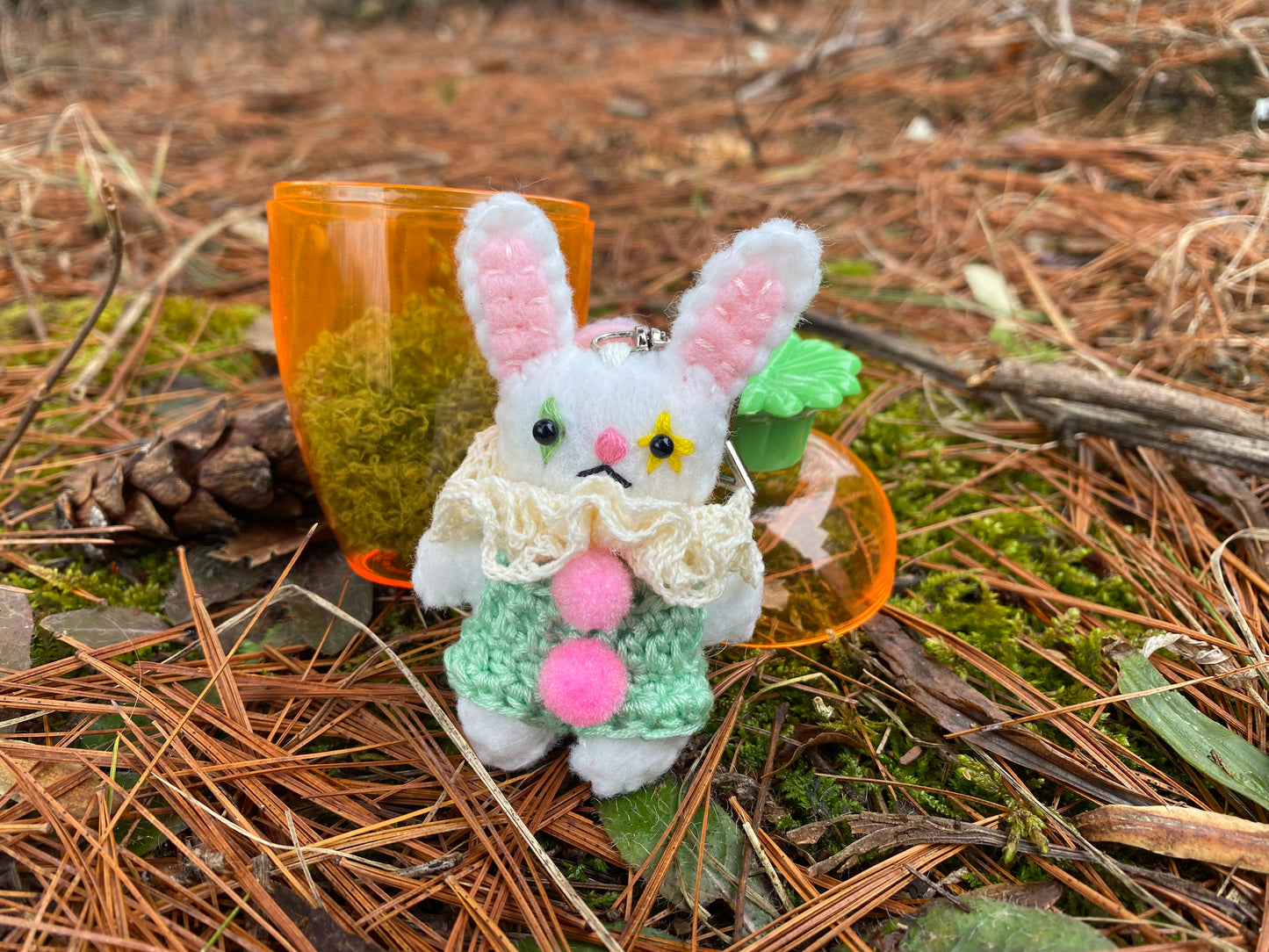 BUNNY POCKET CLOWN w/carrot (white )