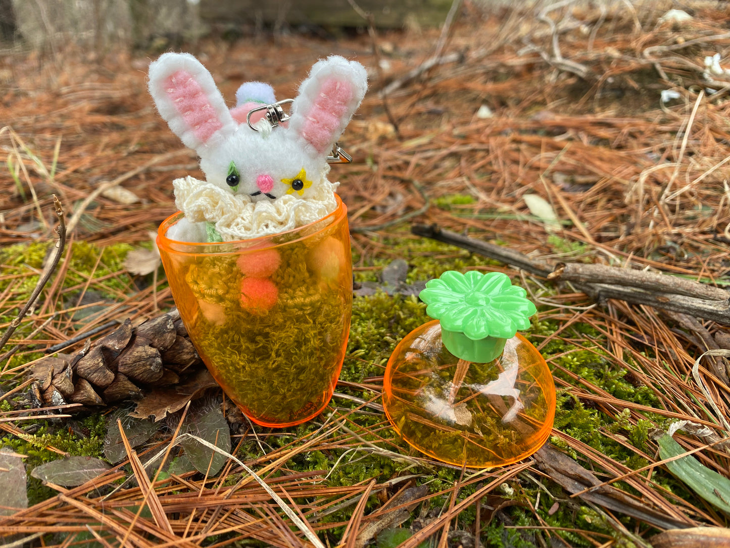 BUNNY POCKET CLOWN w/carrot (white)