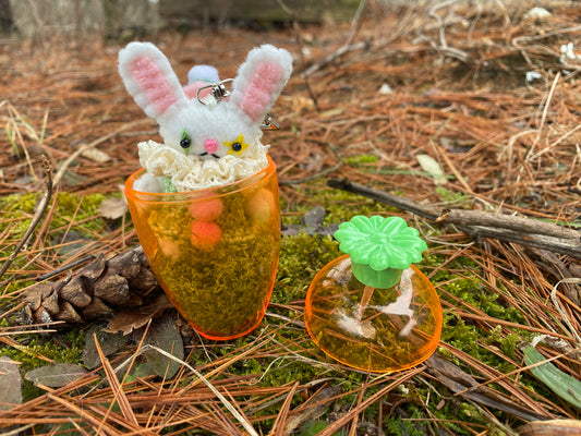 BUNNY POCKET CLOWN w/carrot (white)