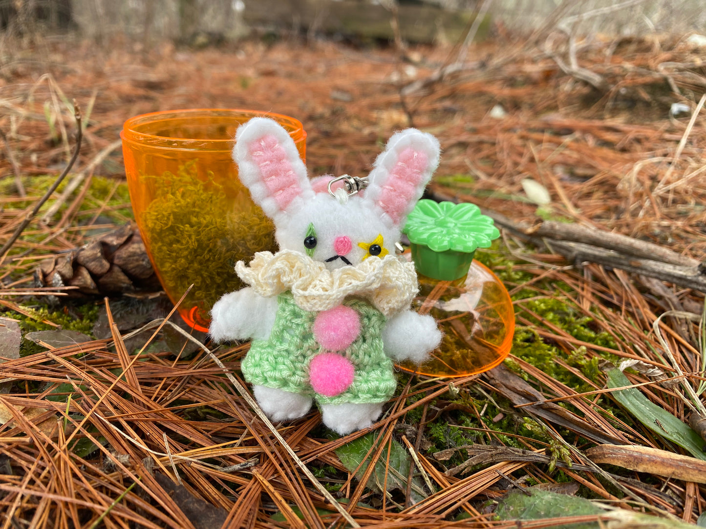 BUNNY POCKET CLOWN w/carrot (white)