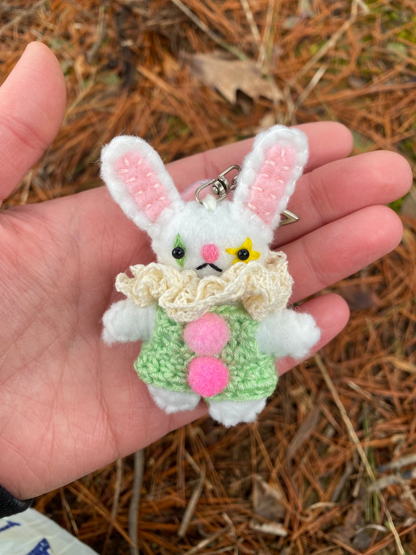BUNNY POCKET CLOWN w/carrot (white)