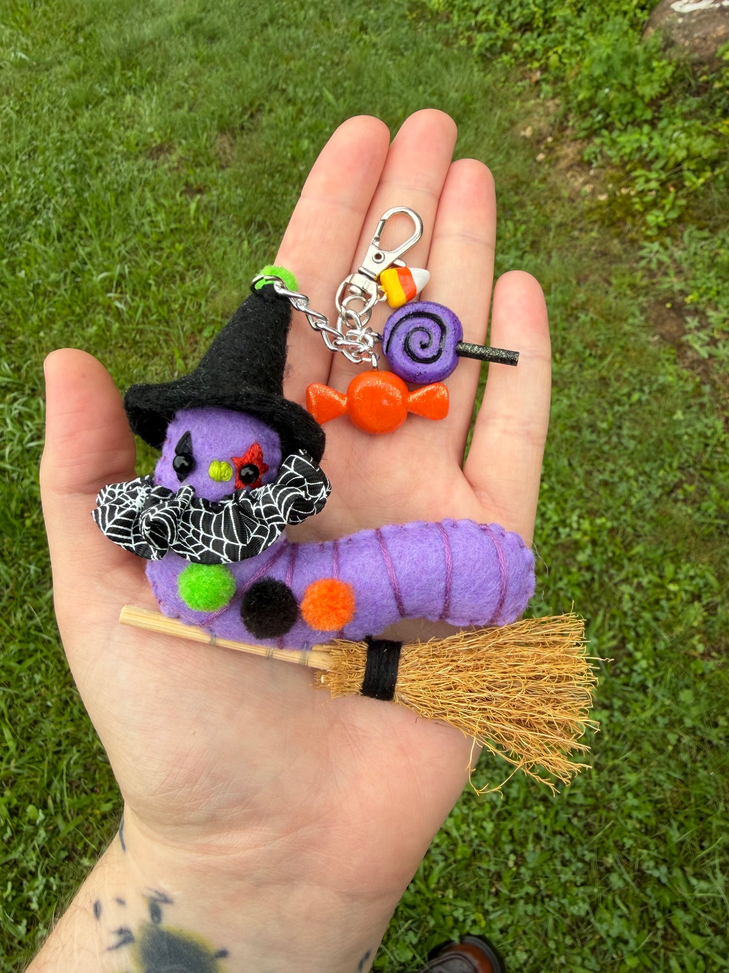 TRICK-OR-TREAT  CLOWN WORM CLIP (purple witch)