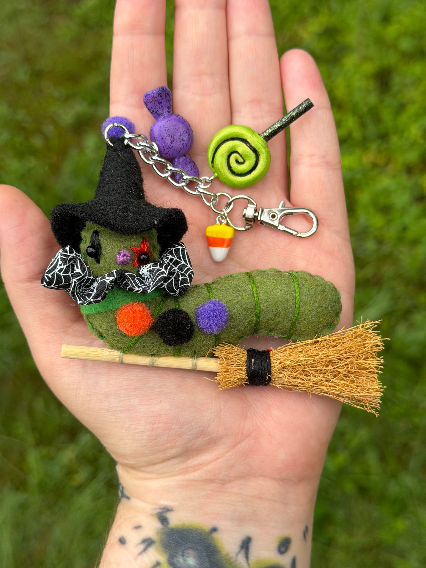 TRICK-OR-TREAT CLOWN WORM CLIP (green witch)