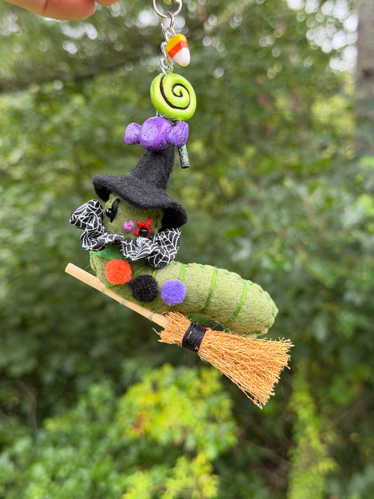 TRICK-OR-TREAT CLOWN WORM CLIP (green witch)