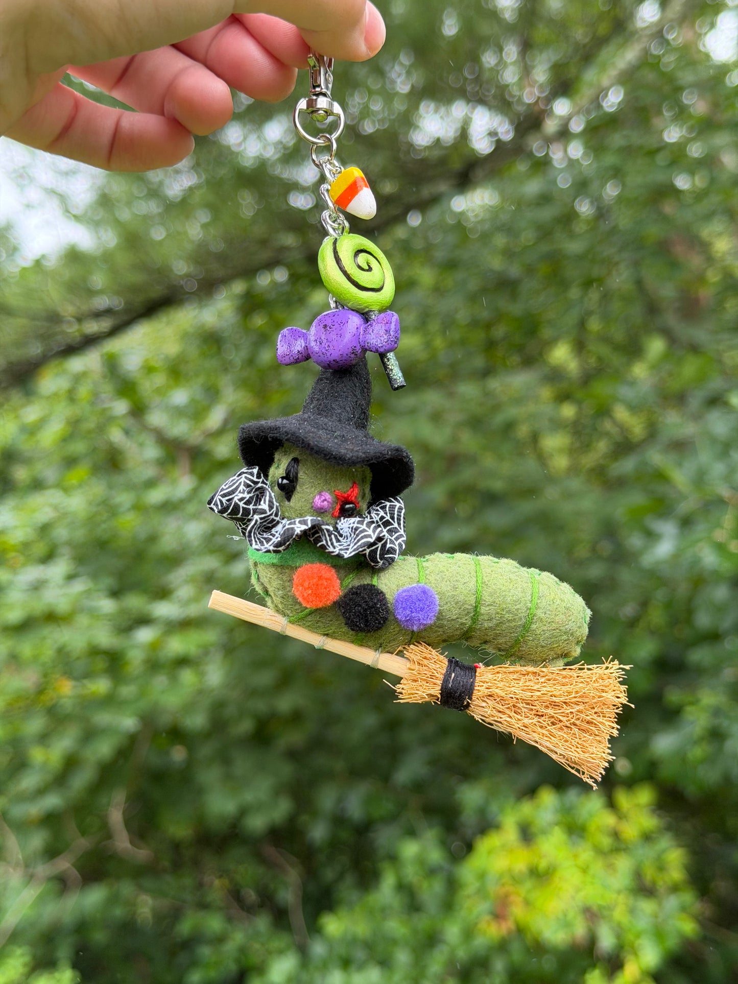 TRICK-OR-TREAT CLOWN WORM CLIP (green witch)