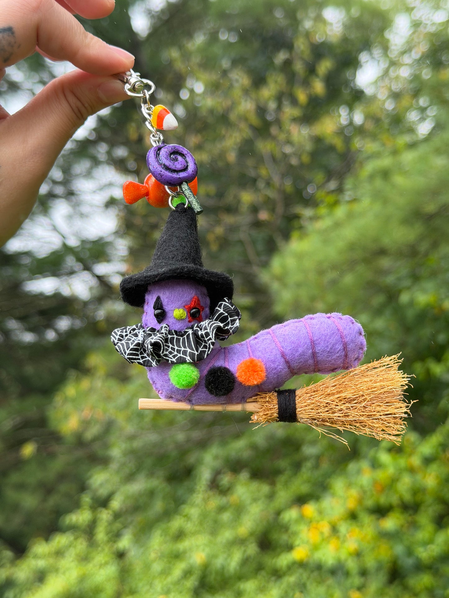 TRICK-OR-TREAT  CLOWN WORM CLIP (purple witch)