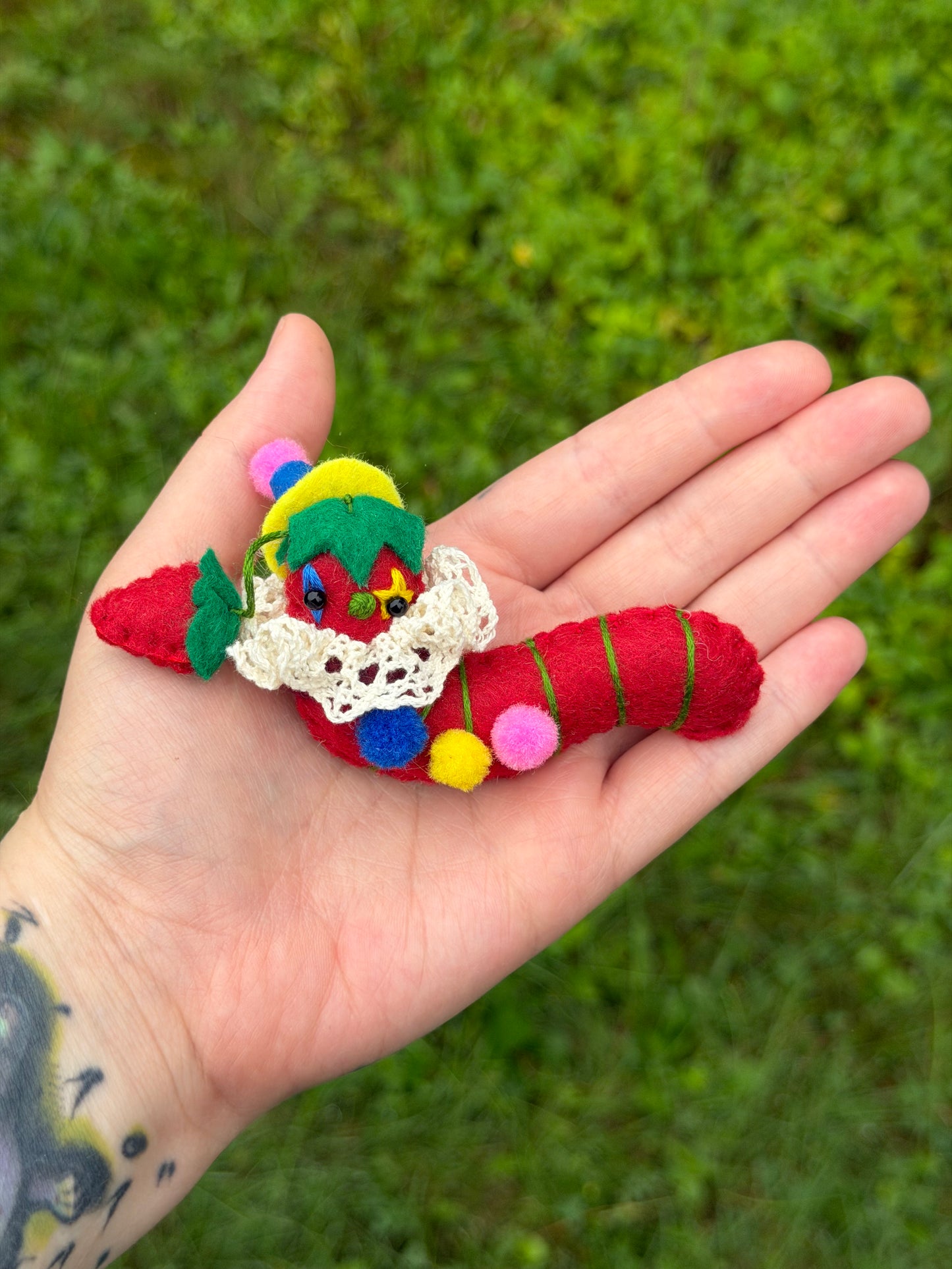 PIN CUSHION CLOWN WORM (no pins/B)