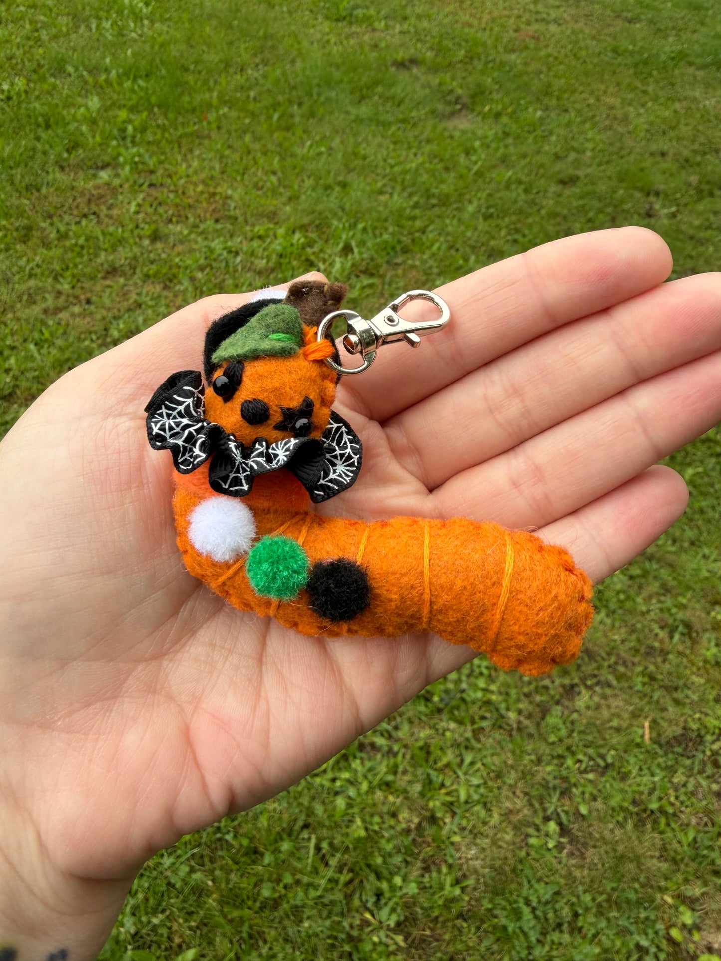JACK-O-LANTERN TRICK OR TREAT WORM (burnt orange)