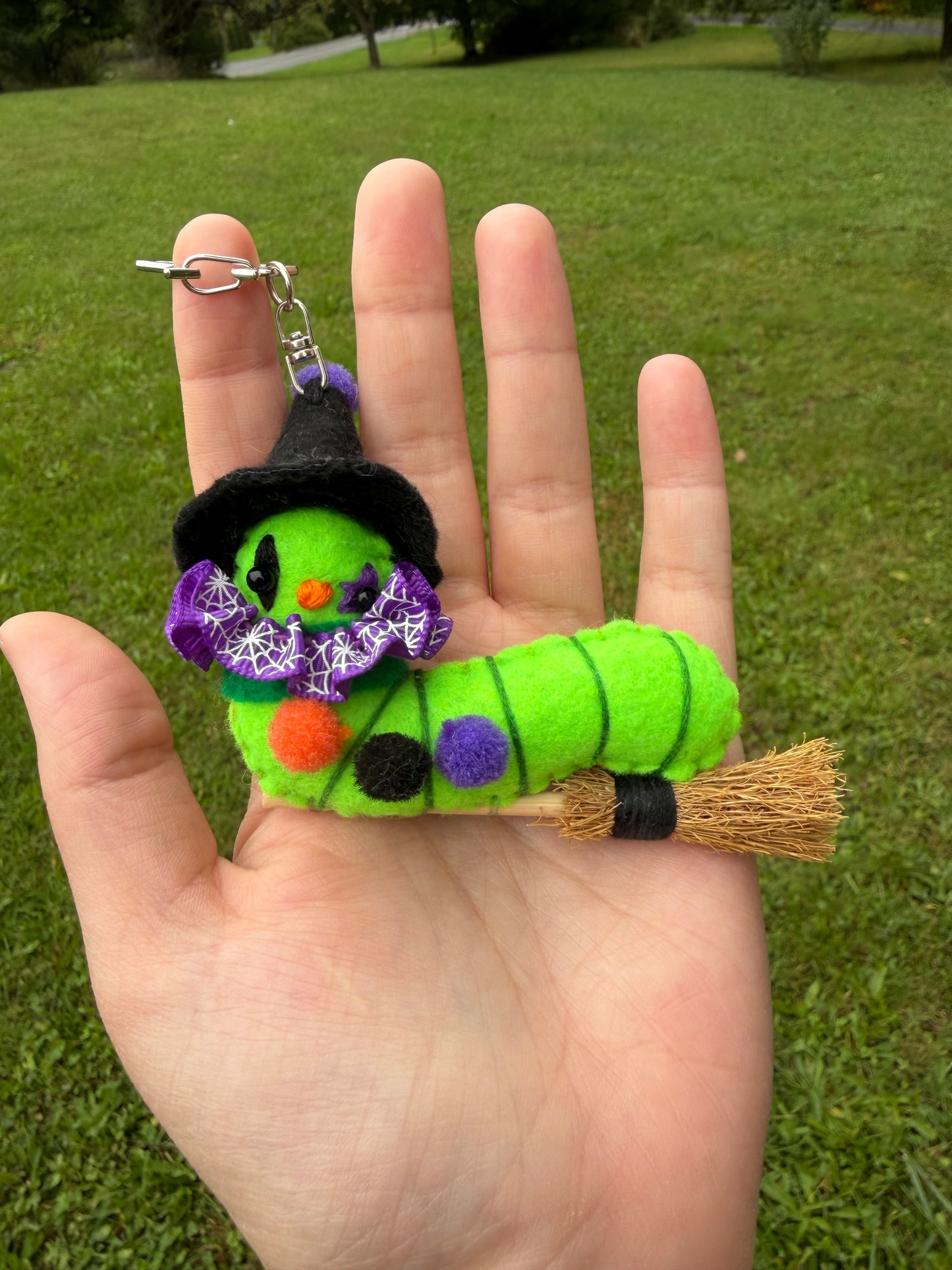 WITCH TRICK OR TREAT CLOWN WORM (green/purple)