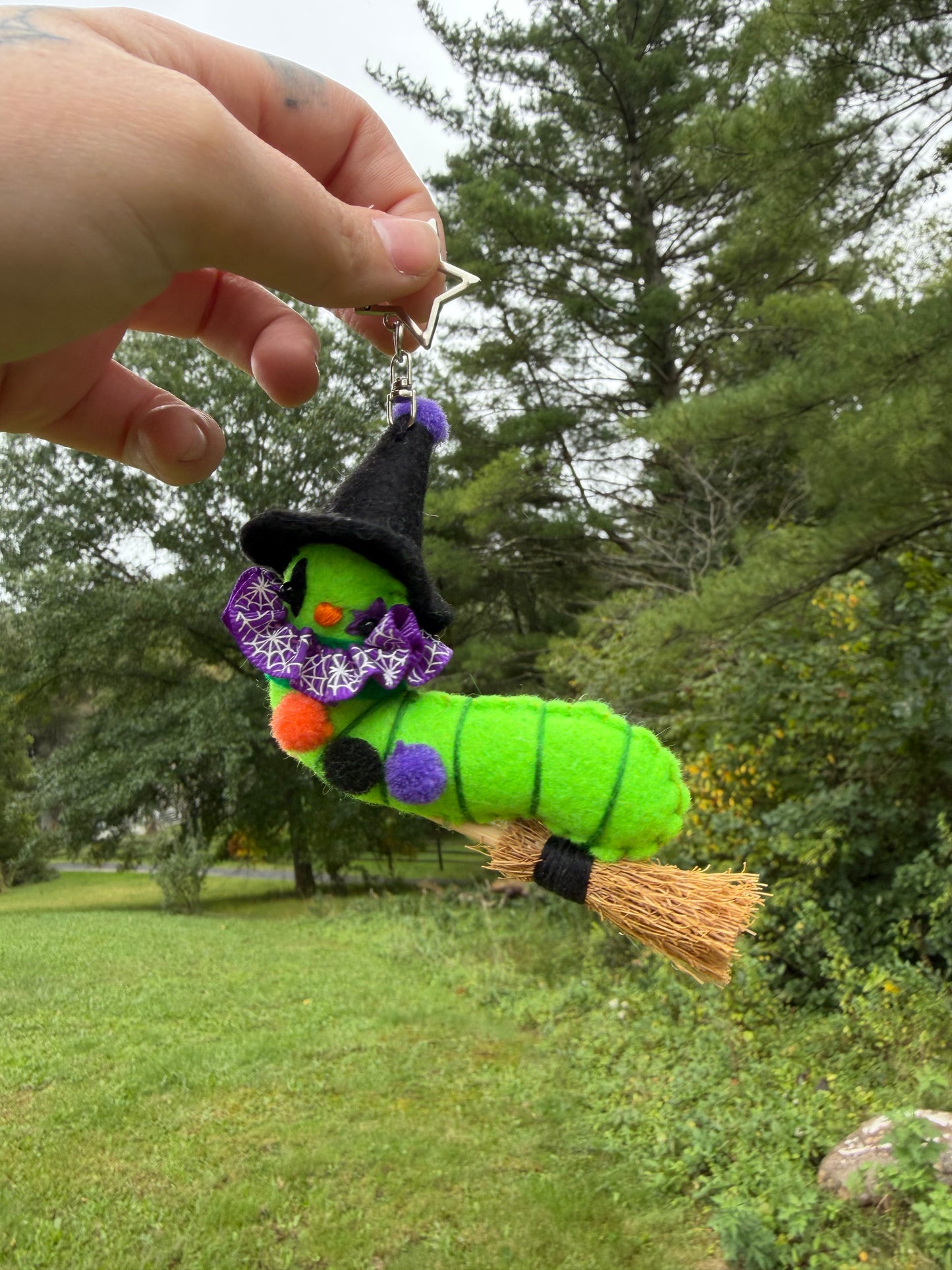 WITCH TRICK OR TREAT CLOWN WORM (green/purple)