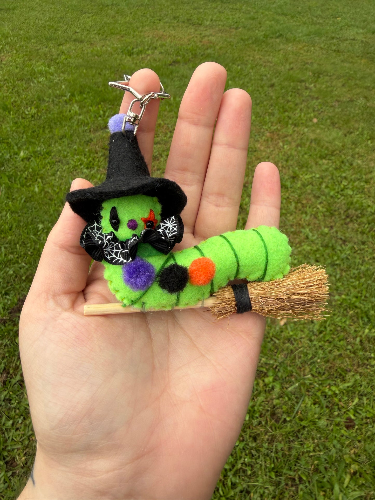 WITCH TRICK OR TREAT CLOWN WORM (green/black)