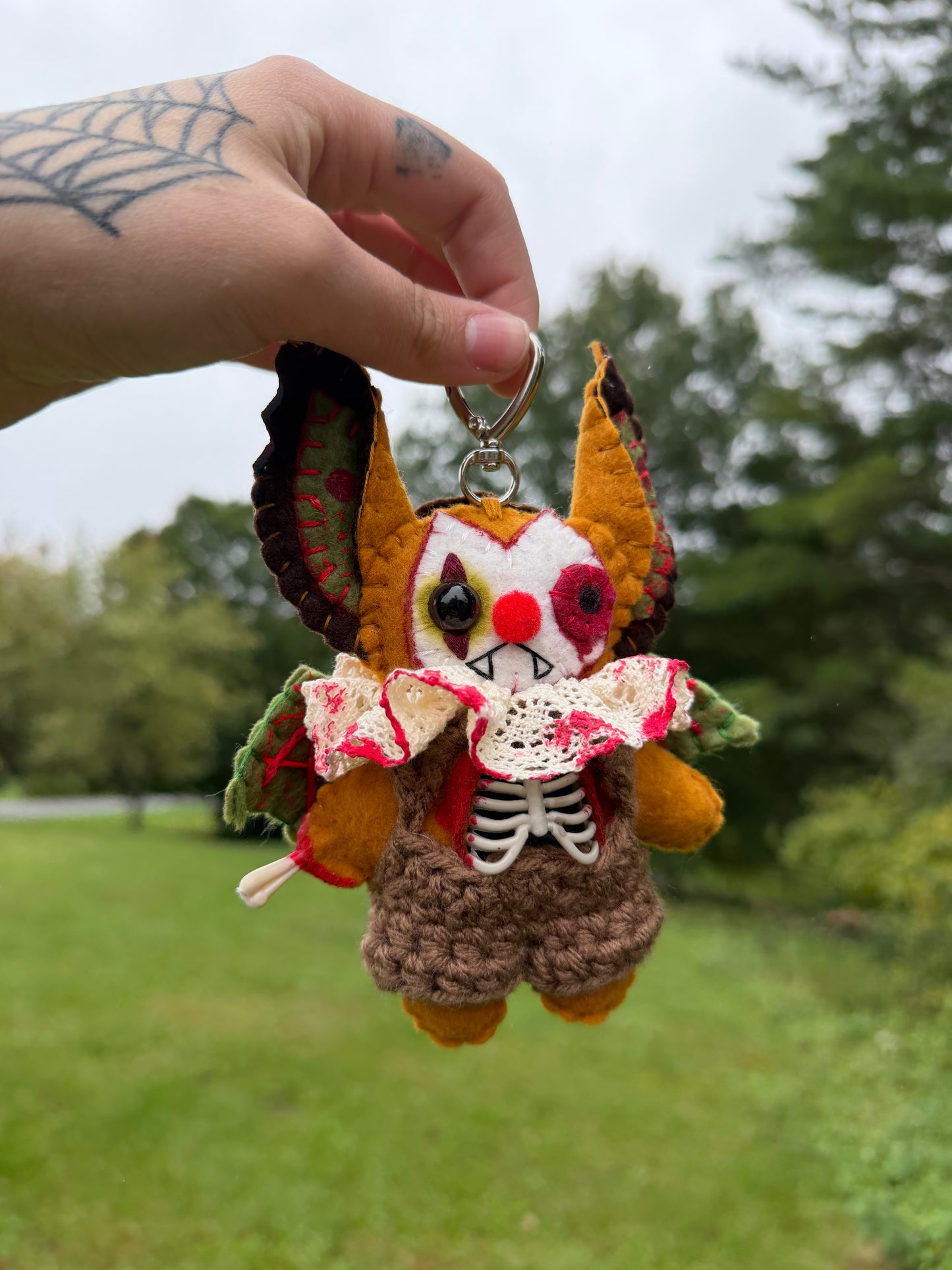 ZOMBIE CLOWN BAT BAG CLIP (gold)