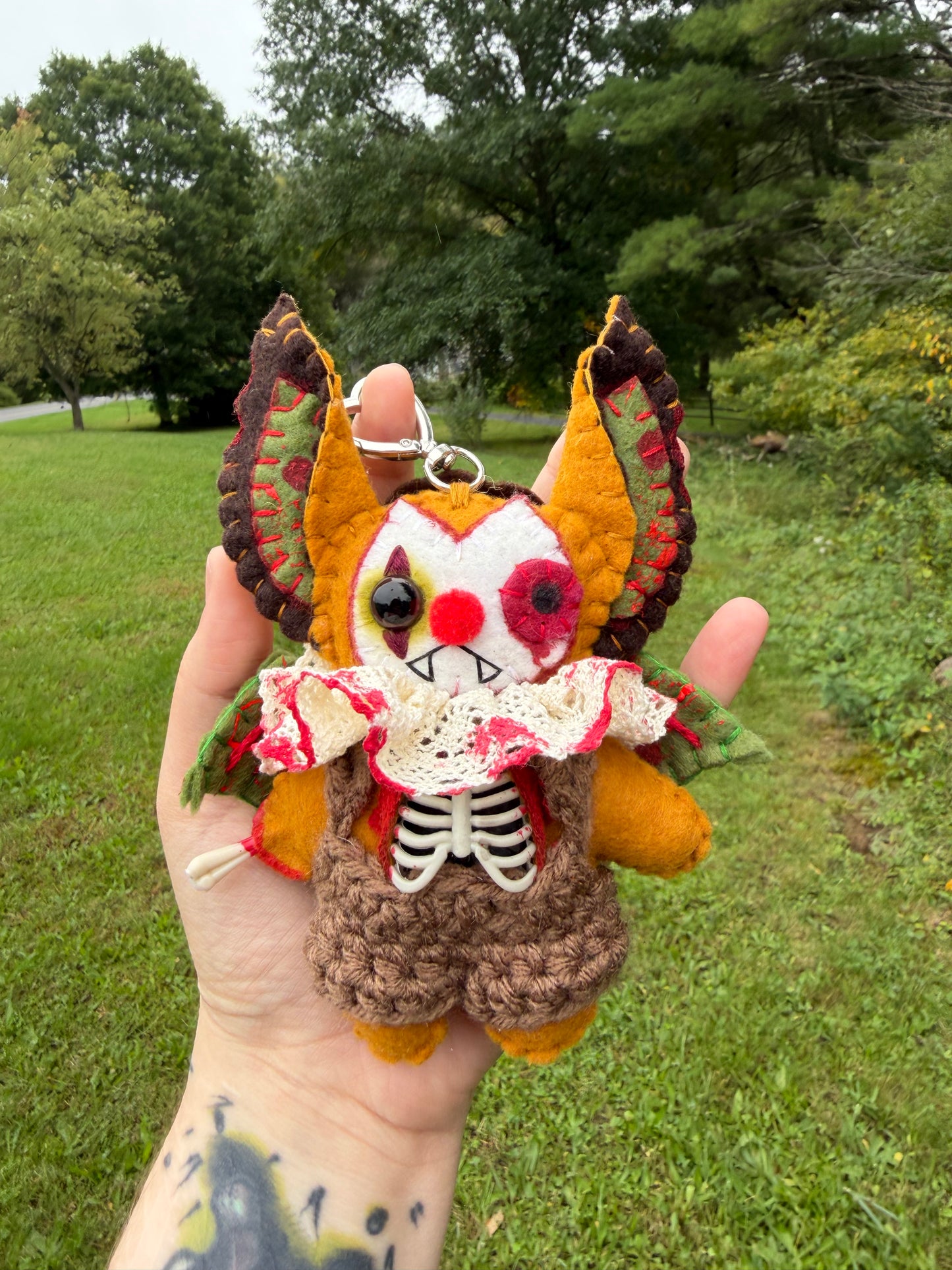 ZOMBIE CLOWN BAT BAG CLIP (gold)