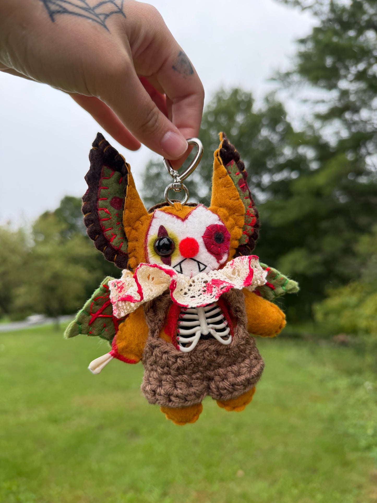 ZOMBIE CLOWN BAT BAG CLIP (gold)