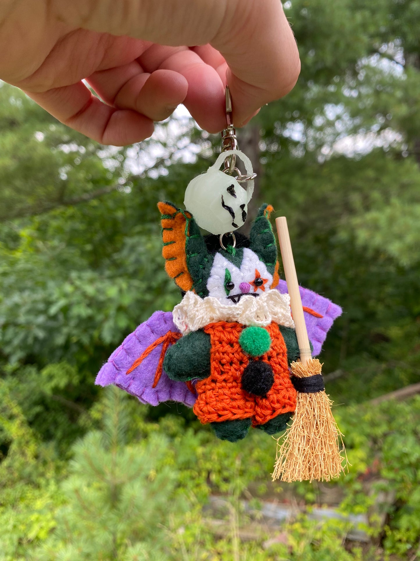 TRICK-OR-TREAT POCKET CLOWN CLIP (forest green witch)