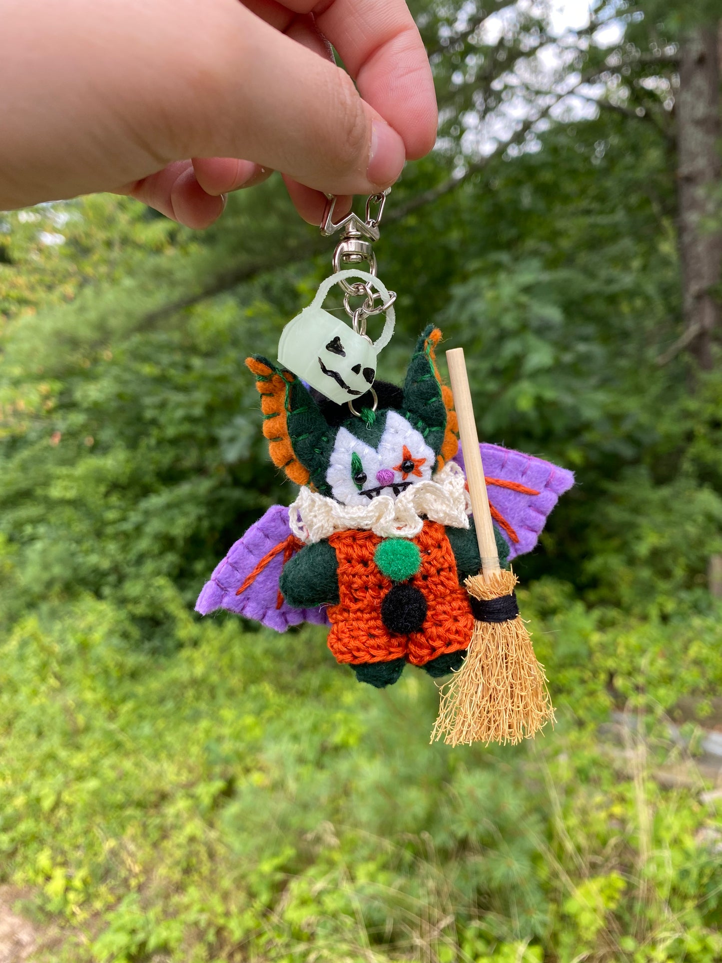 TRICK-OR-TREAT POCKET CLOWN CLIP (forest green witch)