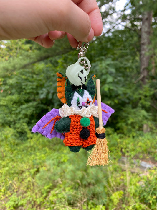 TRICK-OR-TREAT POCKET CLOWN CLIP (forest green witch)