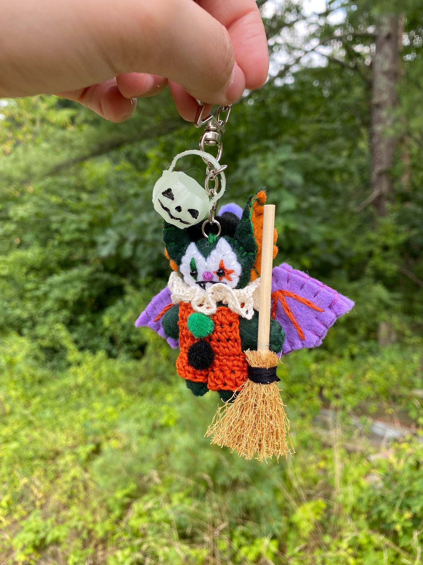 TRICK-OR-TREAT POCKET CLOWN CLIP (forest green witch)